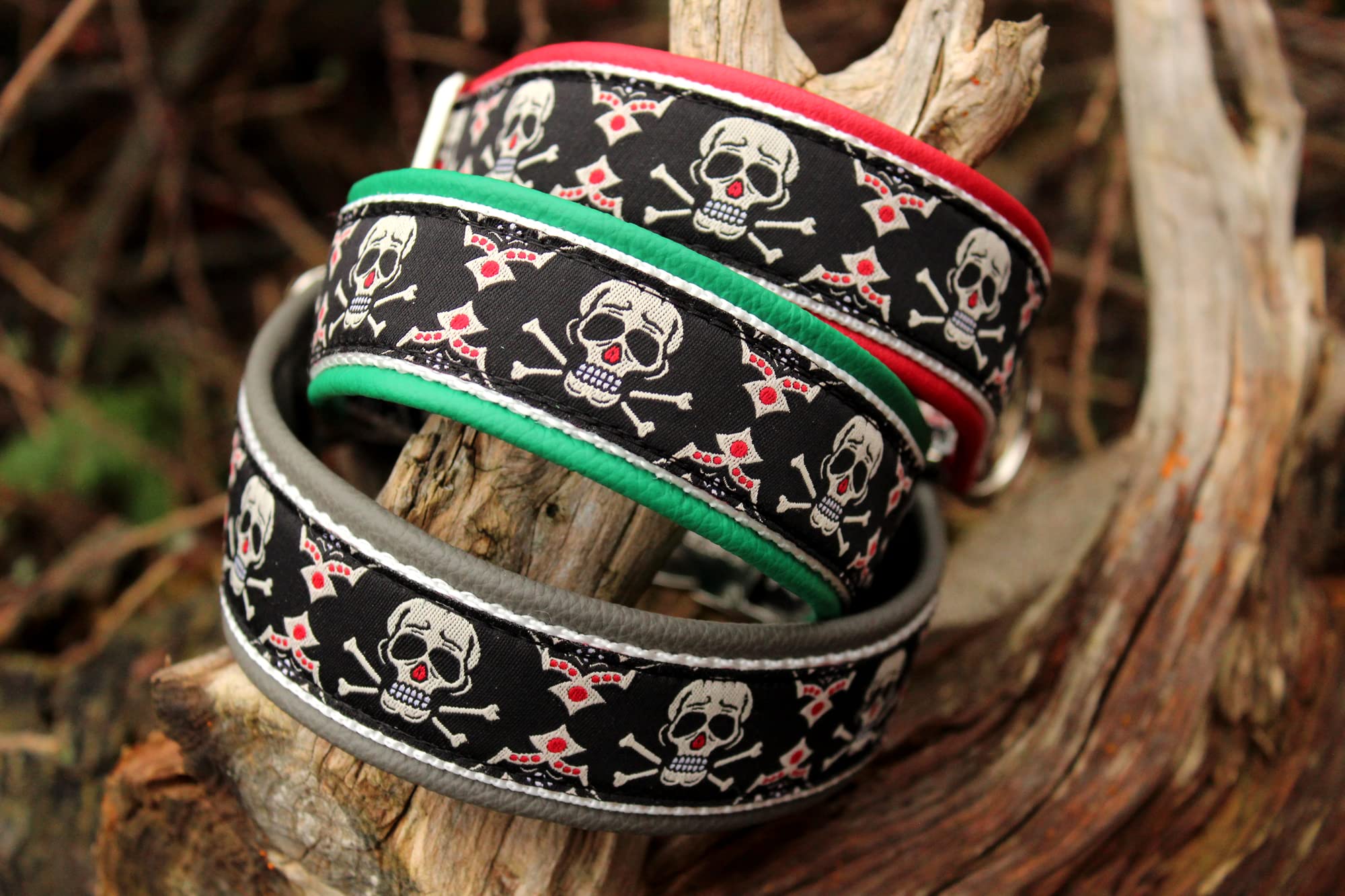 Hundehalsband Leder Totenköpfe Tribal Klickverschluss Alu mit Gravur Name Halsband