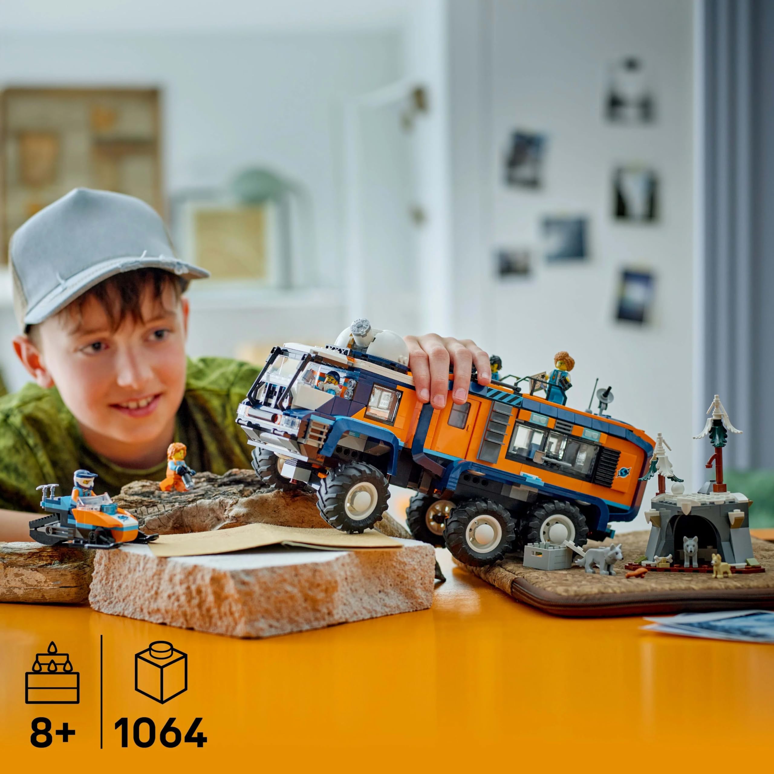 LEGO City Le Camion Scientifique des Explorateurs en Arctique - Jouet Véhicule d'Exploration avec Direction & Suspension - Motoneige, 5 Minifigurines & 3 Figurines de Loups - Cadeau Garçon 8 ans 60471