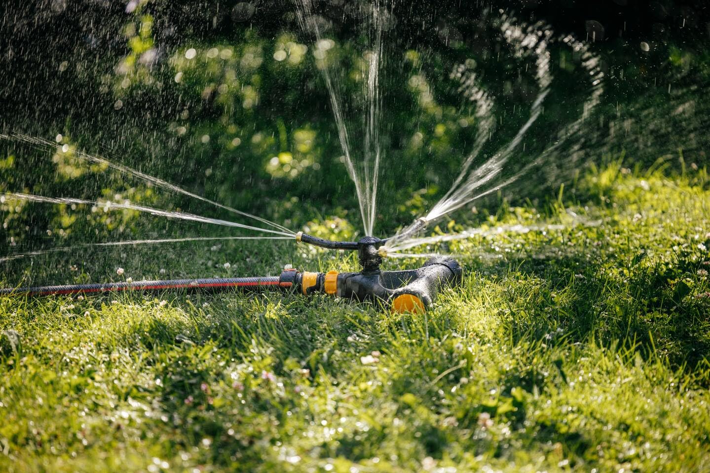 Fiskars Tubo da Giardino M-L, Serie X, Tubo per Sistemi di Irrigazione | 19 mm (3/4"), Lunghezza: 25 m, Attacco Universale, Protetto dai Raggi UV e dal Gelo, Resistente alla Torsione, Rosso, 1076047