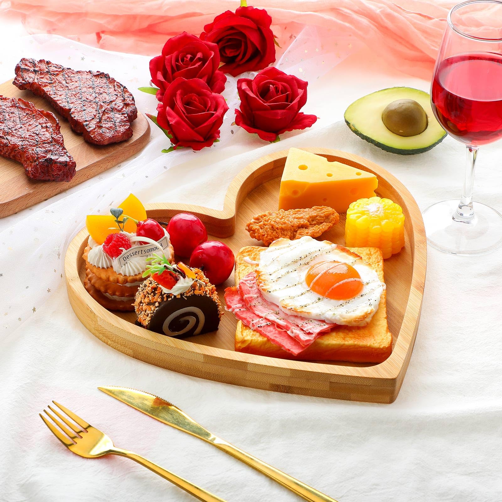 Teling Lot de 2 plateaux de service en bambou avec 5 rainures, planche à charcuterie, à bonbons, cadeaux pour le printemps, les vacances, les fêtes d'anniversaire, 25,4 à 27,9 cm (cœur)