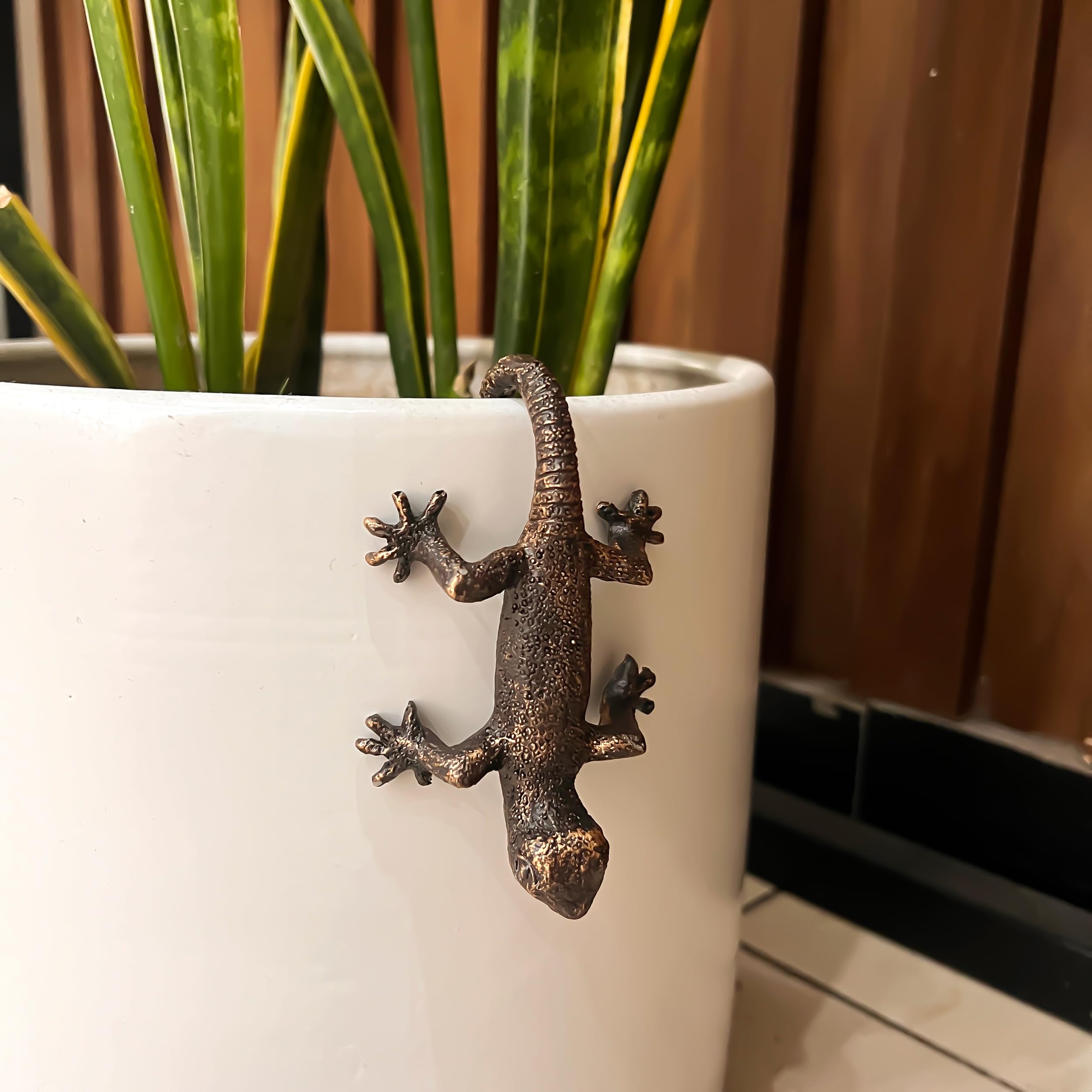 Muiltvoe Antique Bronze Gecko Pot Buddy – Decorative Plant Pot Hanger
