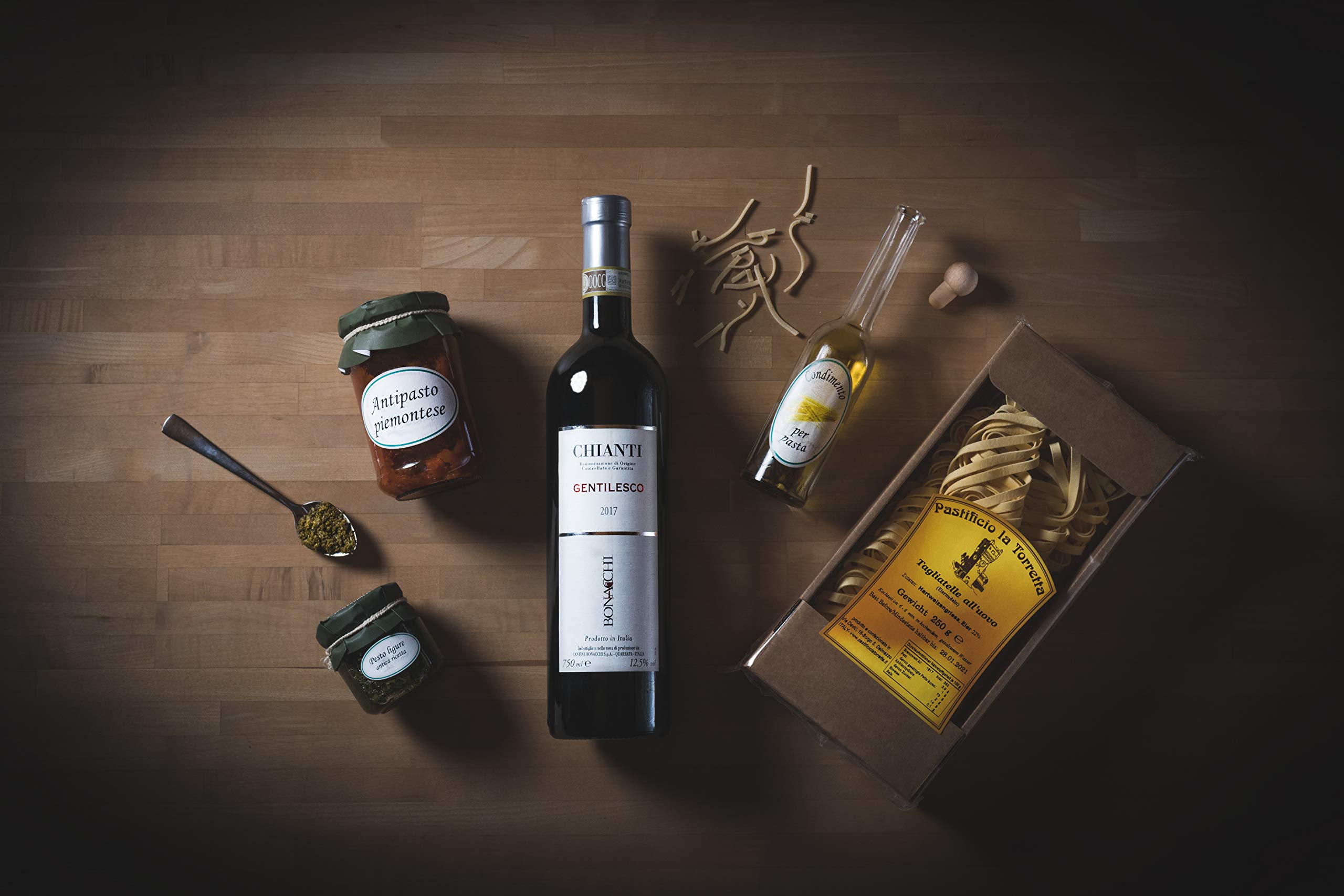 Geschenk-Set Präsentkorb%22Tavola Italiano%22 mit Piemonteser Feinkost und Chianti & Präsentkorb „Genussreise Piemont“ mit italienischen Spezialitäten: Piemonteser Feinkost und Barbera