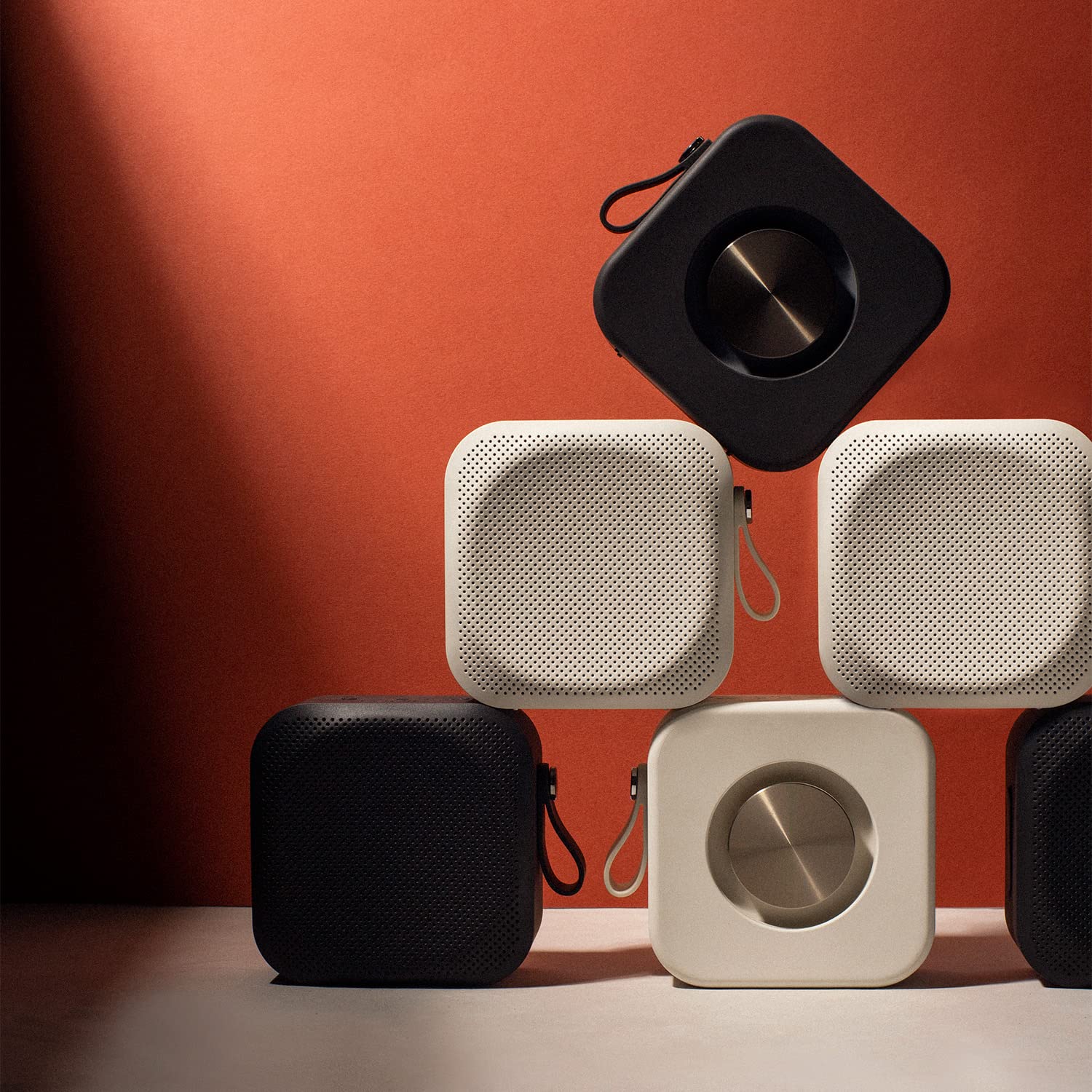 Sudio F2 Enceinte Bluetooth Portable avec étanchéité IPX7, Fonction de Transmission, entrée auxiliaire 3,5 mm, 15 Heures de Lecture (Blanc)