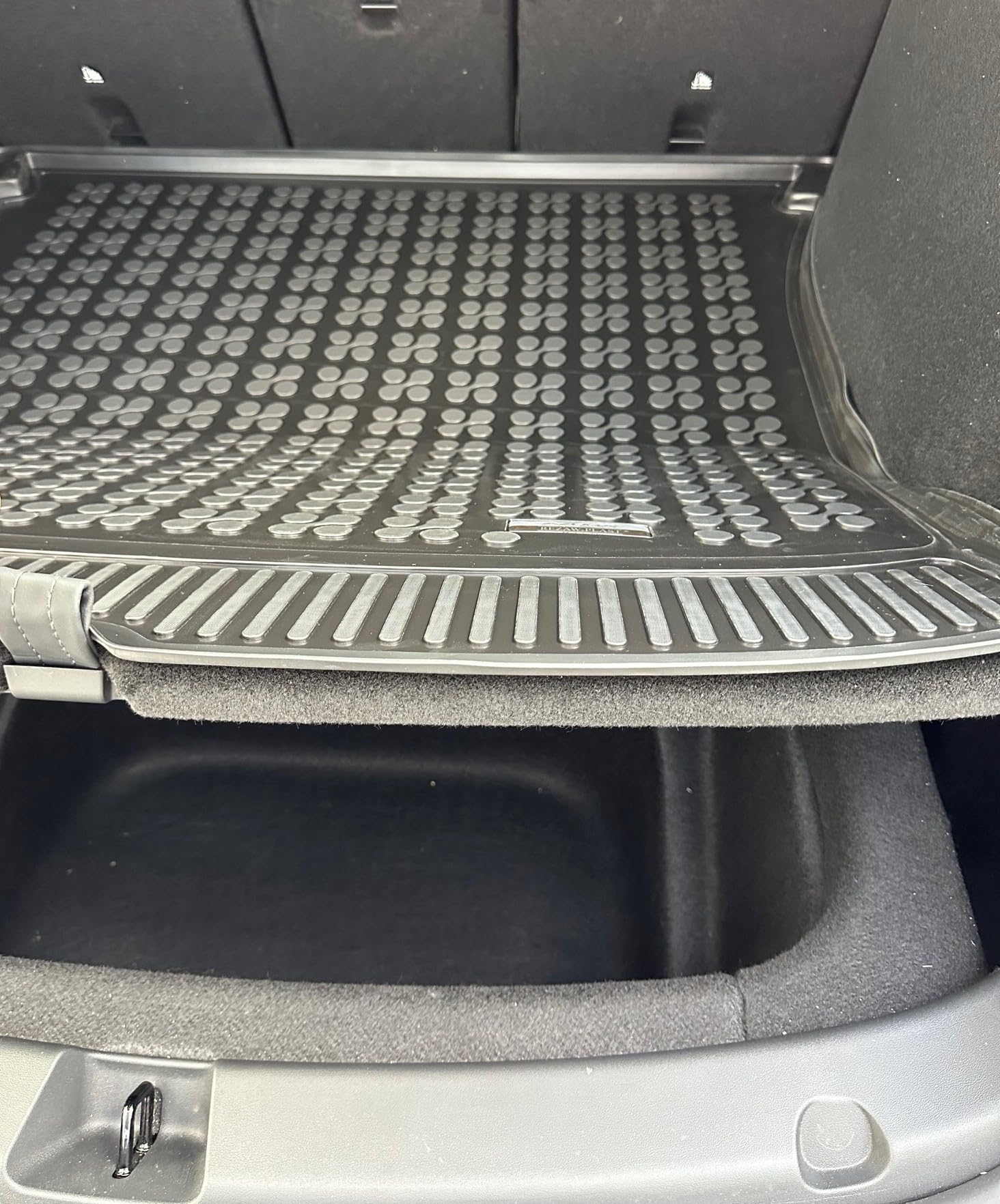 AZUGA Premium Gummi Kofferraumwanne Kofferraummatte rutschhemmend passend für Tesla Model Y ab 2021/ab 2025 – wasserdicht, hoher Rand AZ12000722