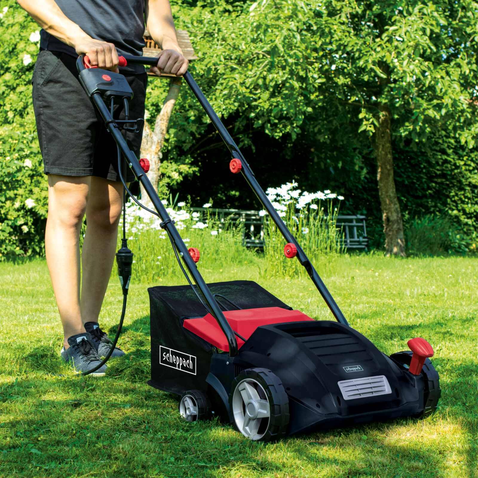 Scheppach Scarificateur électrique SC32 | 1500W | Largeur de coupe 32cm | Bac 30 L | Réglage en hauteur 4 positions/jusqu'à 4mm | Arbre de scarification (16lames) et d'aération (20griffes) inclus