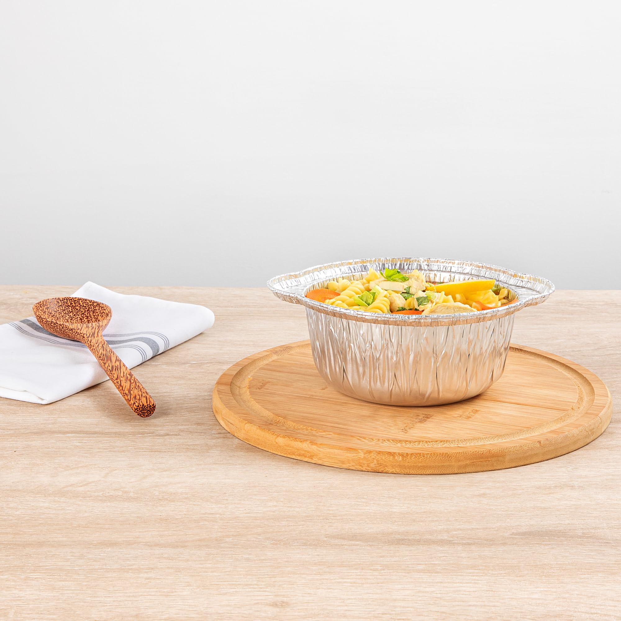 Restaurantware Foil Lux - Sartenes y tapas de 34 onzas, 10 ollas desechables con tapas, listas para horno, compatibles con estufas, bandejas de aluminio para hornear, congelables, para acampar al aire