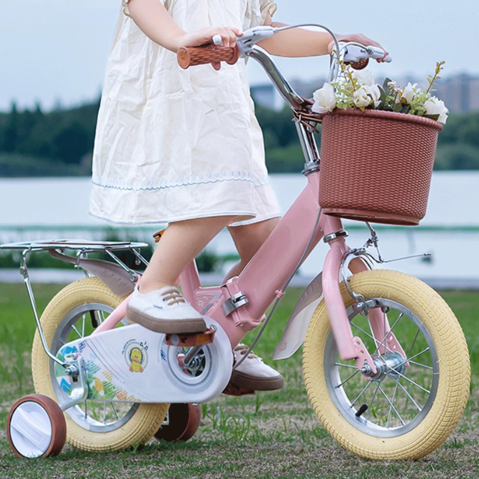 Kinderfahrrad im Alter von 2–9 Jahren. Fahrräder mit Puppenfahrradsitz und Korb Spielzeug
