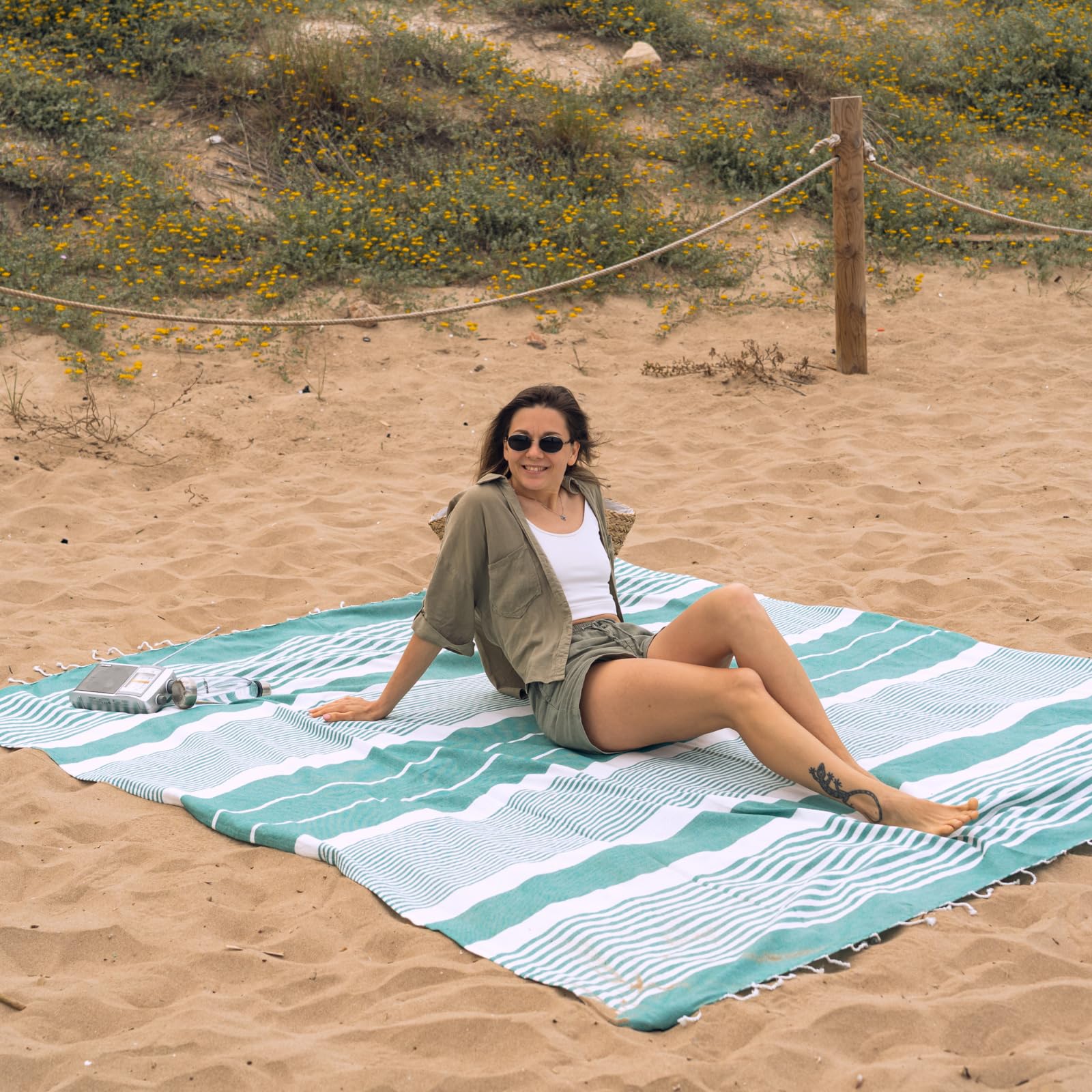 MOMOMUS Fouta XXL o Manta de Pícnic Antiarena - Ligera, Plegable y Estilo Boho - Ideal como Toalla, Esterilla de Playa Grande o Manta de Playa - Verde Mar, 210x240 cm