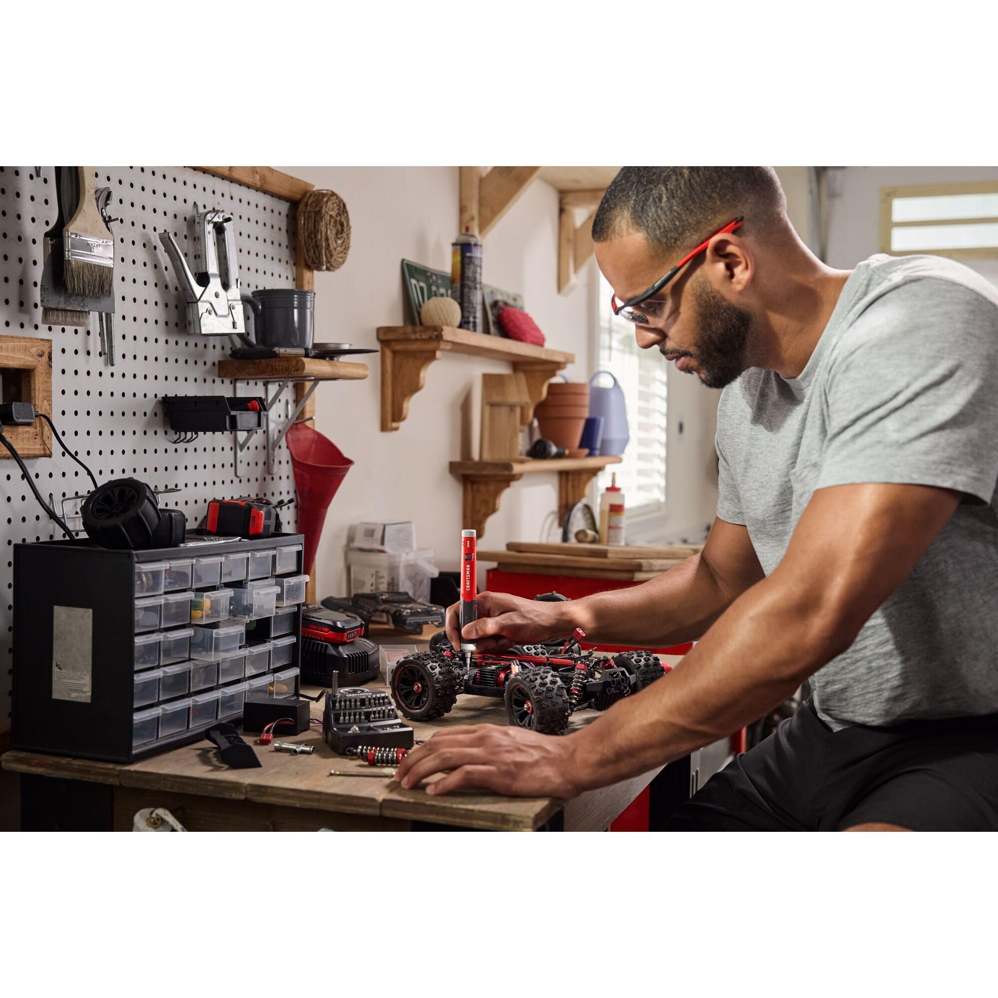 CRAFTSMAN Juego de destornilladores eléctricos inalámbricos de 25 piezas, juego de destornilladores de precisión de 4 V, potencia recargable, compatible con USB, incluye almacenamiento de juego de