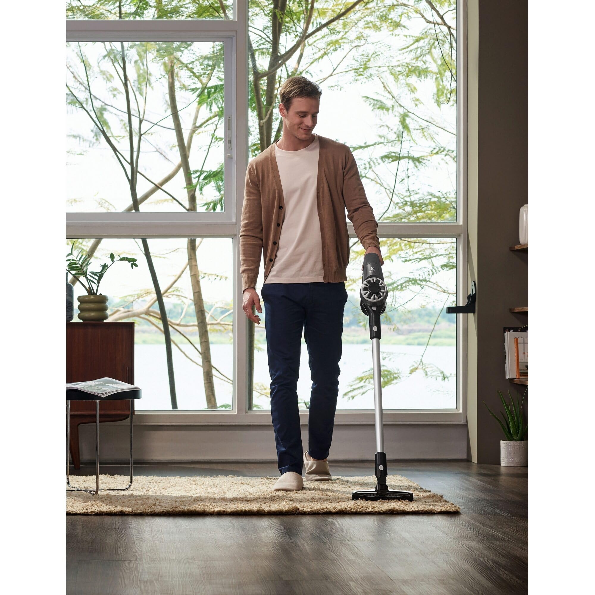 Electrolux 300, bezprzewodowy odkurzacz szczotkowy, do 99% odsysania kurzu - 40 minut autonomii, system cyklonowy, wyjmowana bateria, pojemność 0,5 l, EP31CB21GP, perłowo-szary