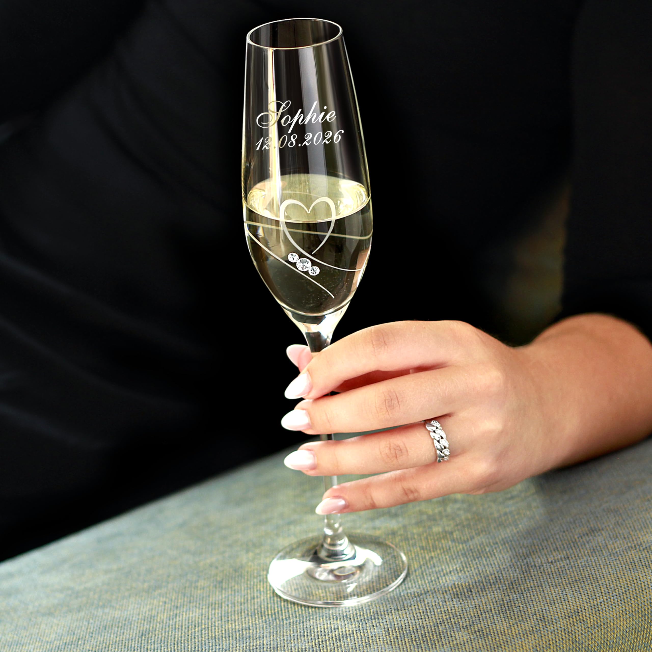 Essence of Love Sektgläser mit Gravur - Personalisierte Sektgläser, Personalisierte Hochzeitsgeschenke für Brautpaar, Modernes Champagner Gläser Set mit Namens & Datumsgravur - 2er Set, 210 ml