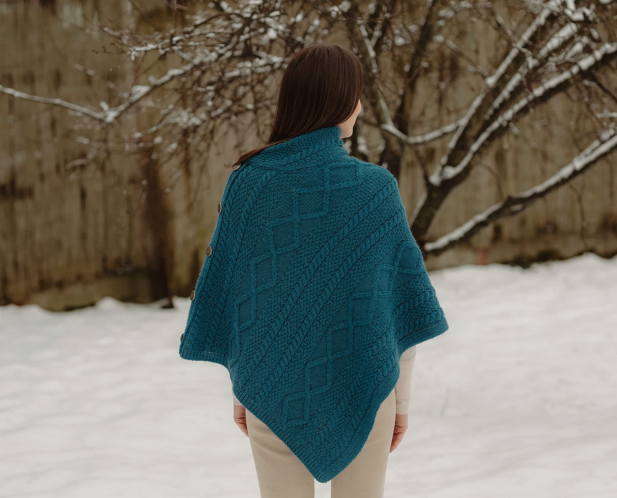 SAOL Damen Poncho aus Merinowolle mit keltischen Knöpfen Zopfstrick Cardigan Wasserfallausschnitt Cape