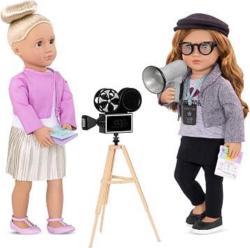 Our Generation 45,72 cm Bebek Aksesuarları - Hikaye Başlangıcı ~ Kameranın Rolling! Oyun Seti ~ Sembolik Kamera, Tripod, VIP Pass, Clapperboard, Script ve Hoparlör İçerir