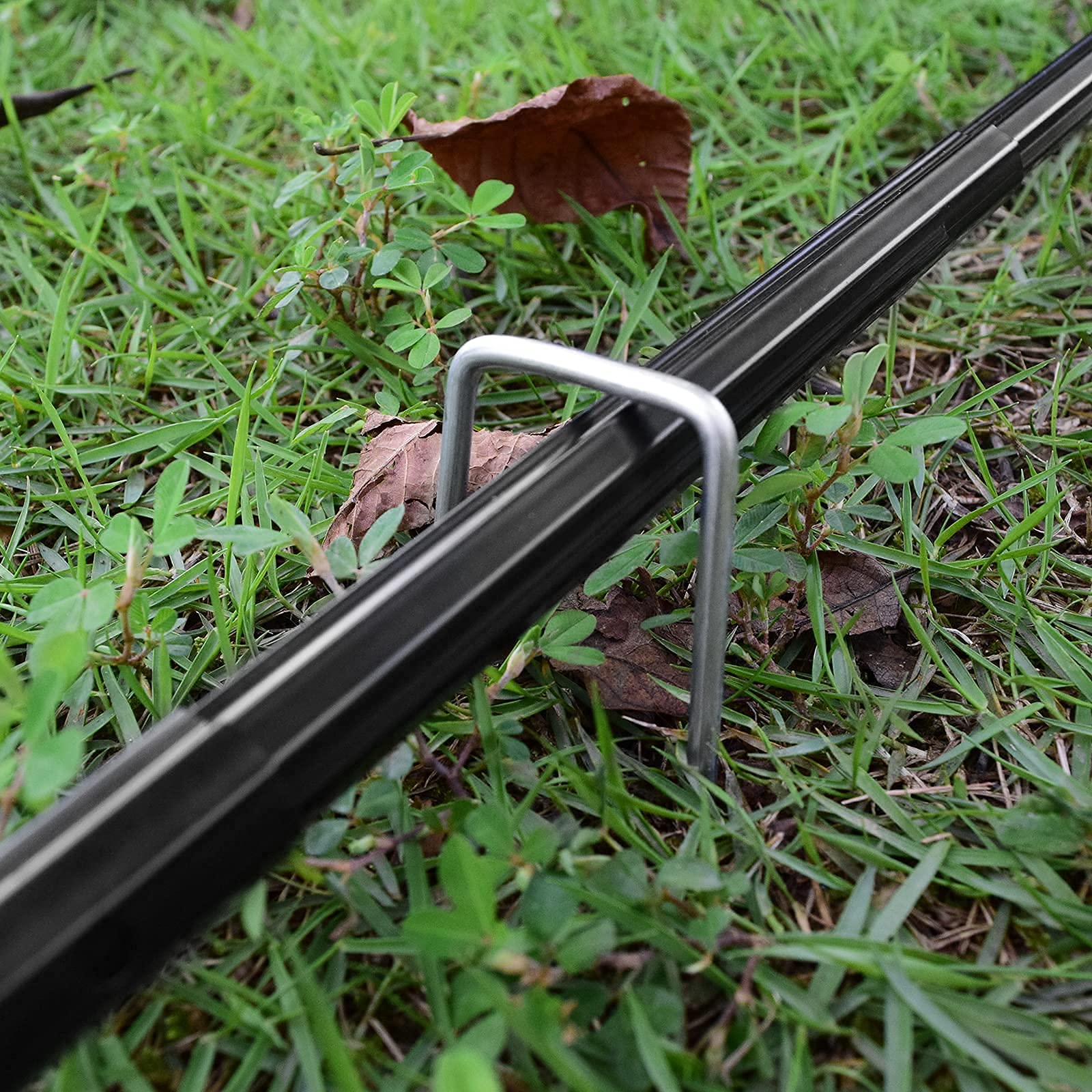 50 pinzas de jardín de acero galvanizado para tela de barrera de malezas y riego por goteo de cubierta de suelo, clavijas de seguridad de jardín en forma de U de 6 pulgadas, plateadas