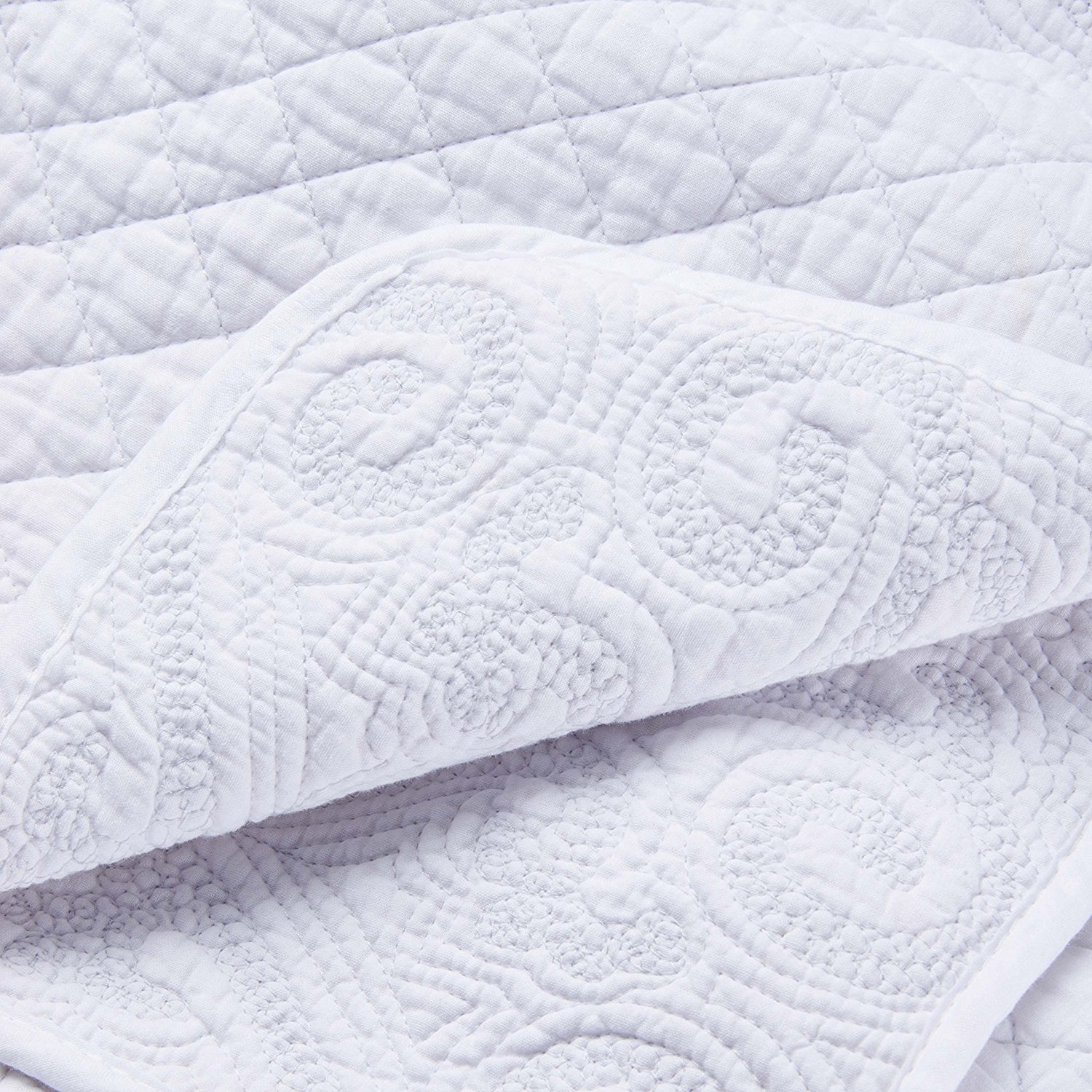 Amazon｜MEIQB 手作りキルティング刺繍キルティングしをベッドの上に
