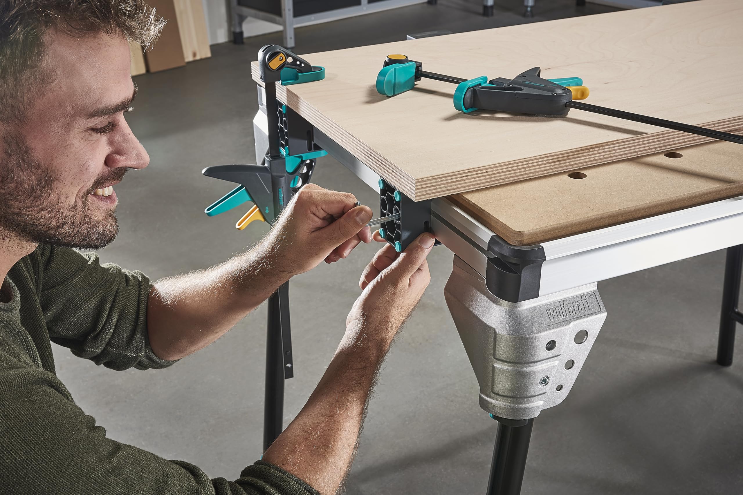 wolfcraft Master Work 1600 - Werkbank - mobiler klappbarer Arbeitstisch für Werkstatt & Baustelle - höhenverstellbarer Fuß - Maße 1035 x 695 mm - Tragfähigkeit 125 kg - Made in Europe - 6909000