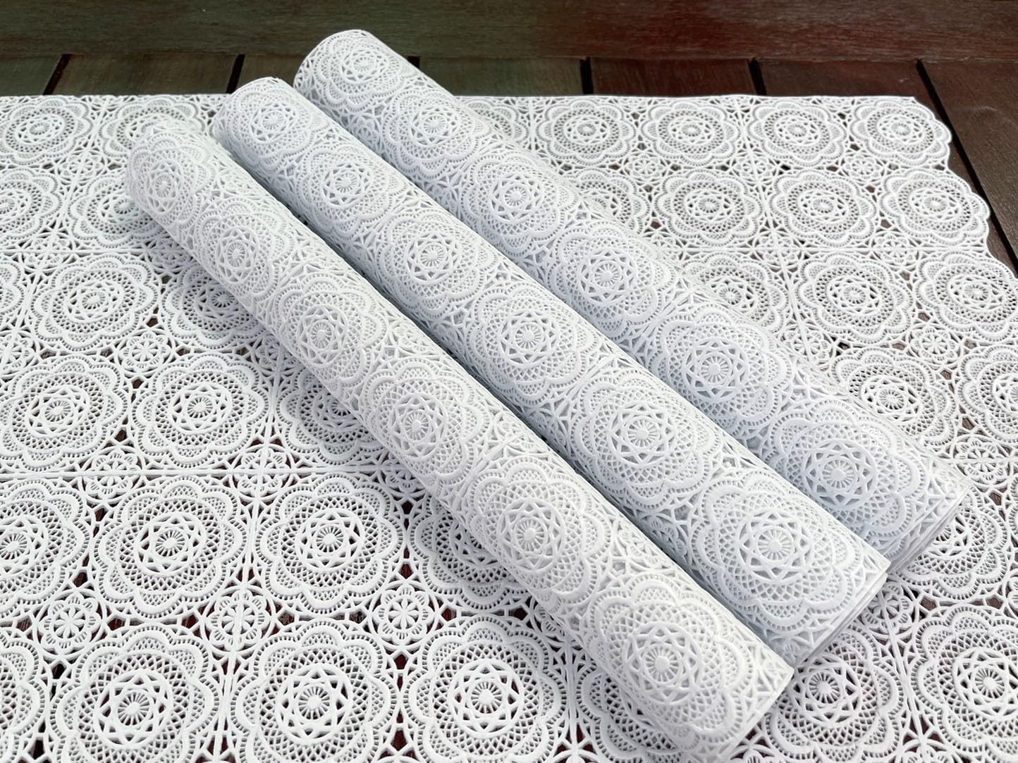 AMORNPHAN 4 Pieces White Rectangle Floral Lace Classic Style Woven Vinyl Non-Slip Heat-Resistant Placemat Table Pad Table Mats Dinning Washable for Kitchen Decor 12X19.5 Inches