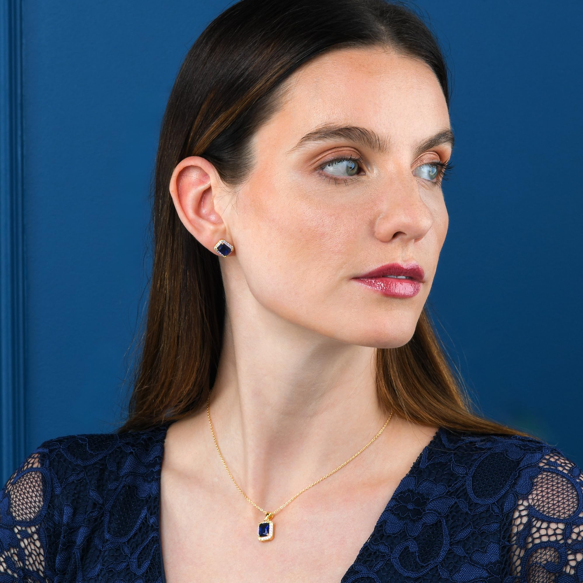 Diamond Treats Collar con Colgante de Talla Esmeralda para Mujer, Collar Plata de Ley 925 con una Piedra de Color y Pequeñas Piedras de Circonitas, Collar Mujer en Plata 925 Para Mujer