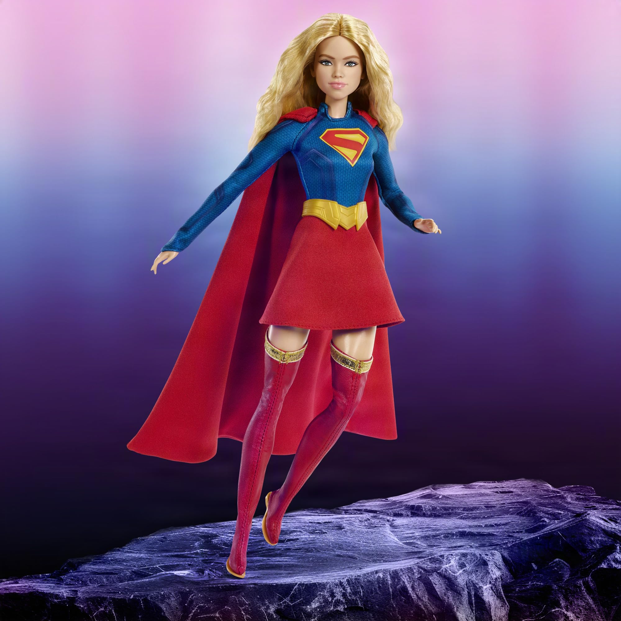Barbie Signature Lalka DC Supergirl, blondynka w kostiumie superbohaterki i pelerynie, kolekcjonerska lalka w opakowaniu ekspozycyjnym ze stojakiem, JJY04
