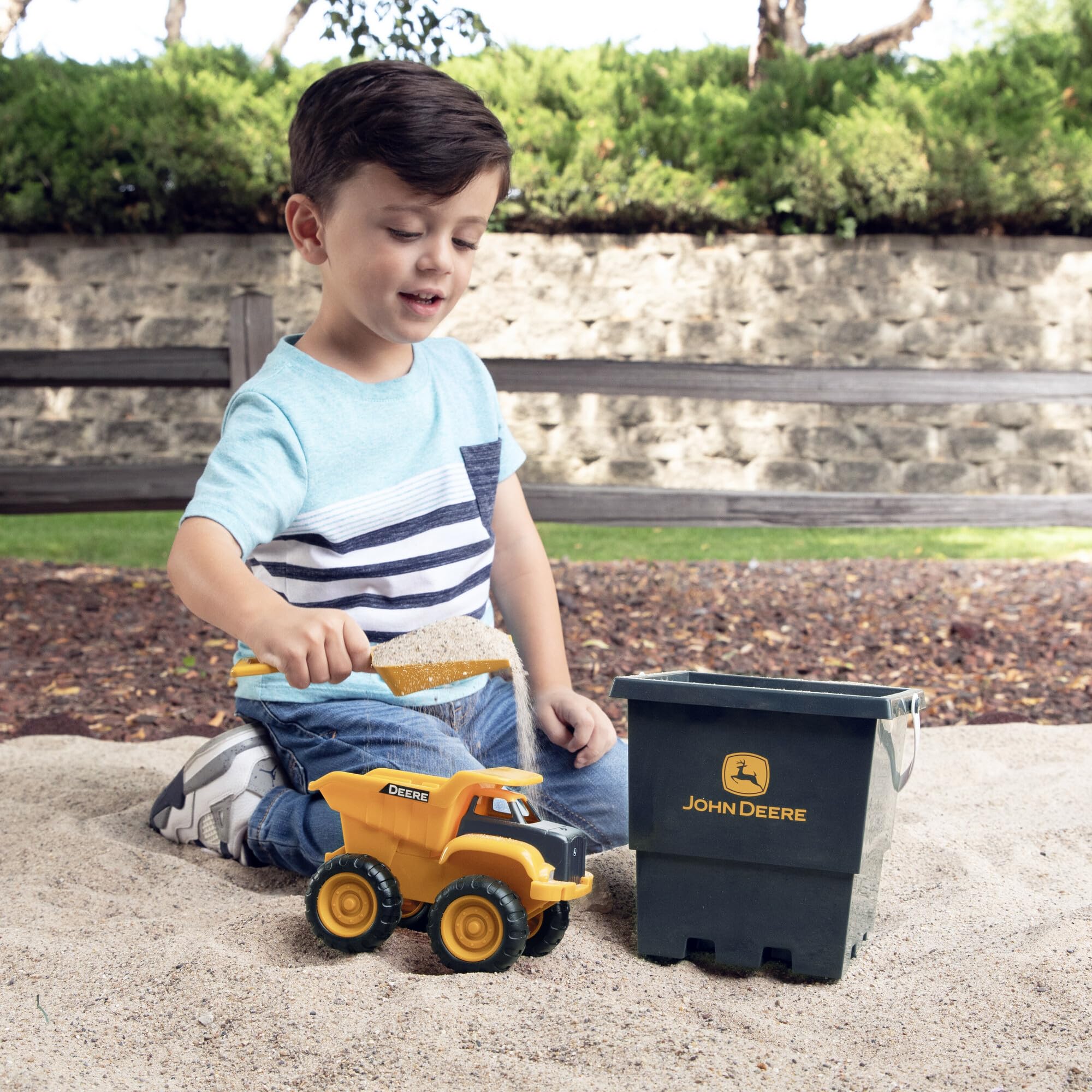 John Deere Sandbox Lot de 3 jouets pour camion à benne basculante, cuve et pelle, jouets d'extérieur et jouets de construction pour petits enfants Jaune