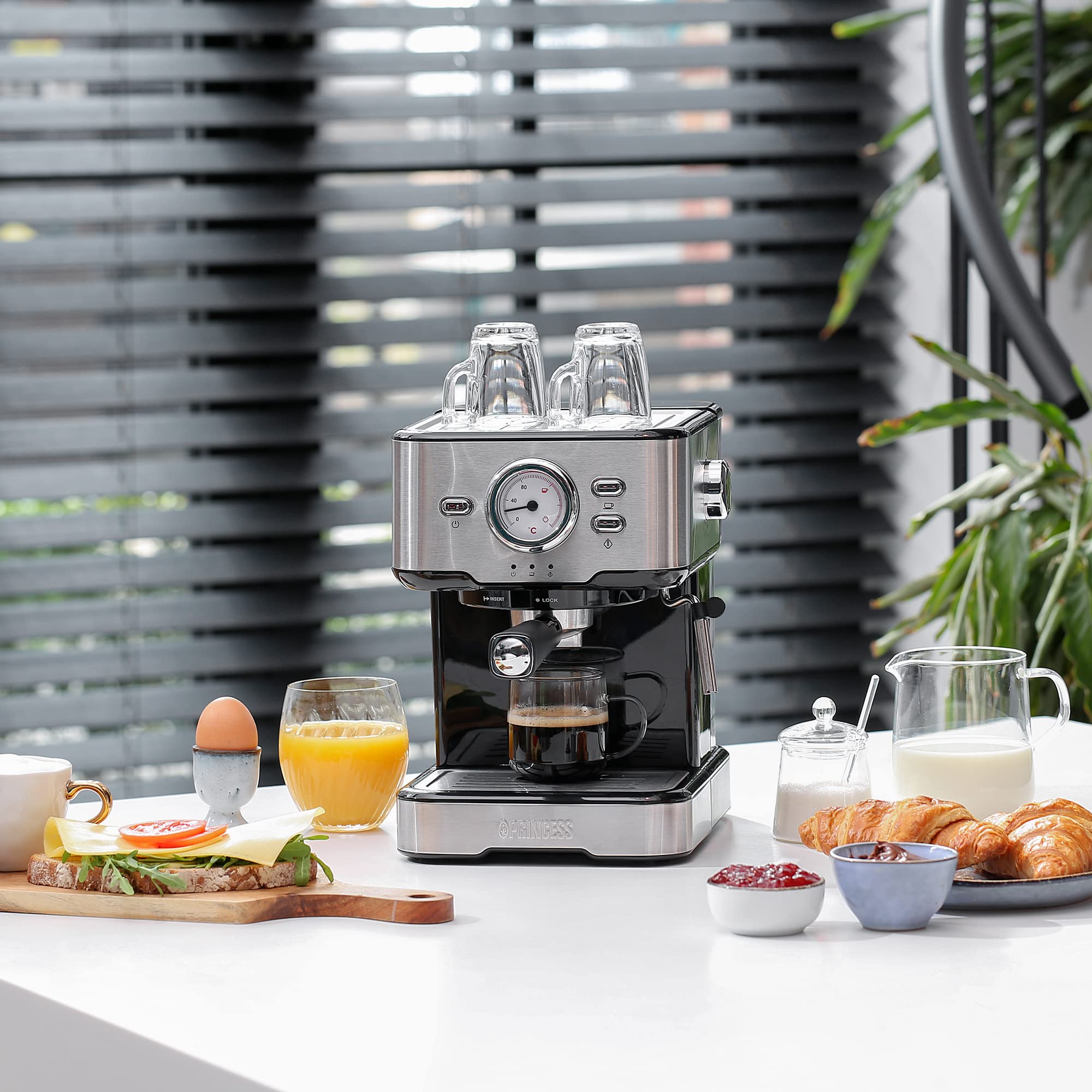 Princess 249412 Máquina de café para Espresso, Compatible con cápsulas Nespresso y café molido, 1 o 2 tazas, 20 bares de presión, Depósito extraíble de 1.5L, con espumador de leche, 1100 W