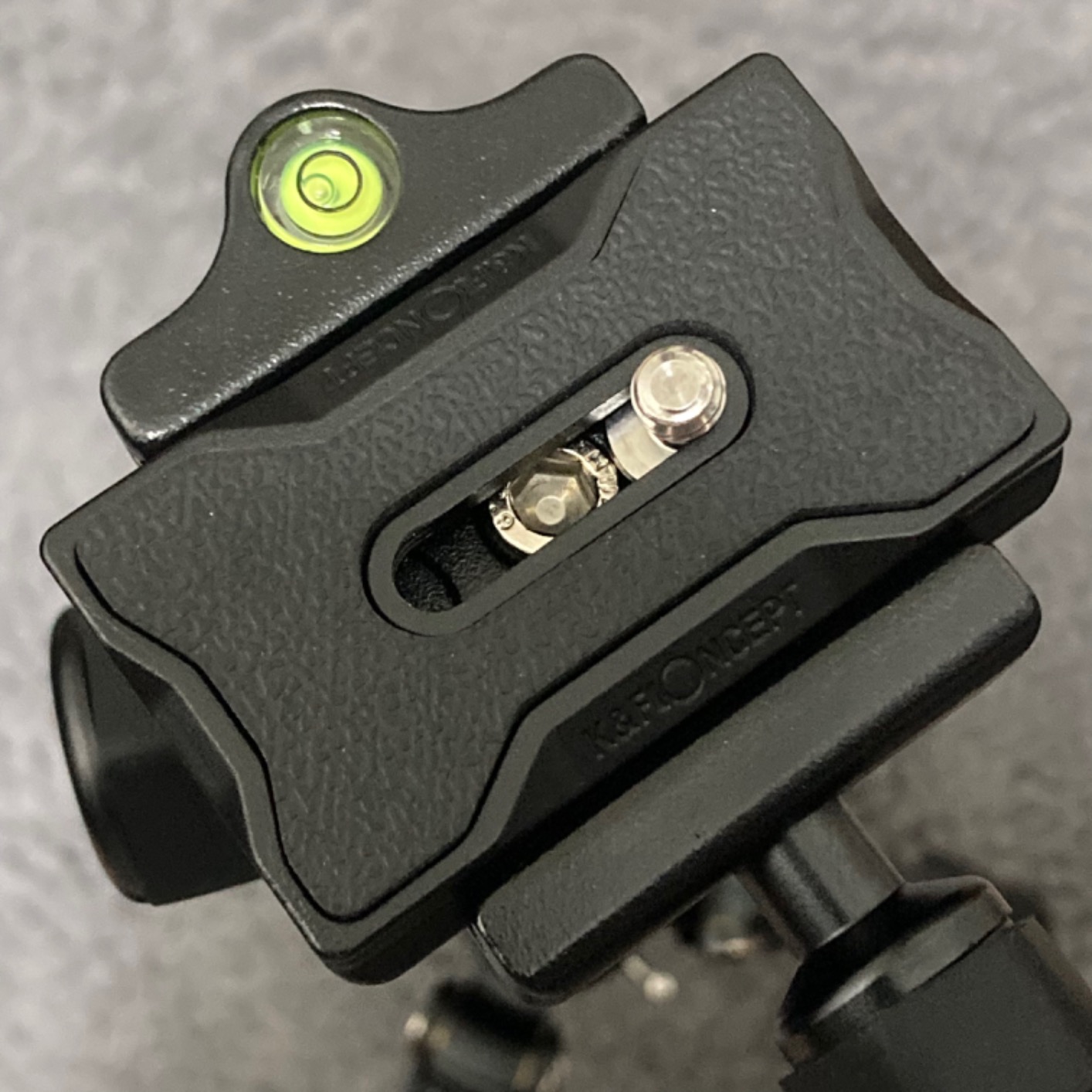 カメラ底部との設置面積が広く、しっかり固定できてよい