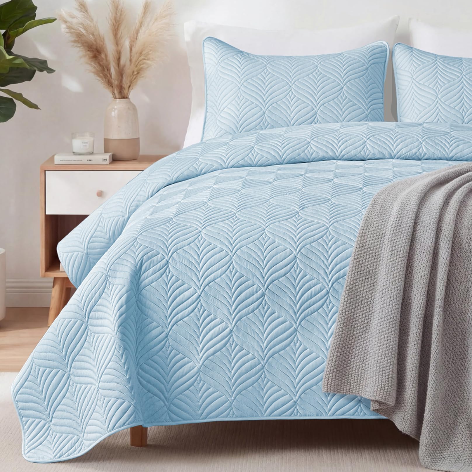 Whale Flotilla Quilt Set Oversized California King Size, 3-Piece Soft Lightweight Cal King Quilt Bedding Set Bedspread Coverlet for All Seasons, Light