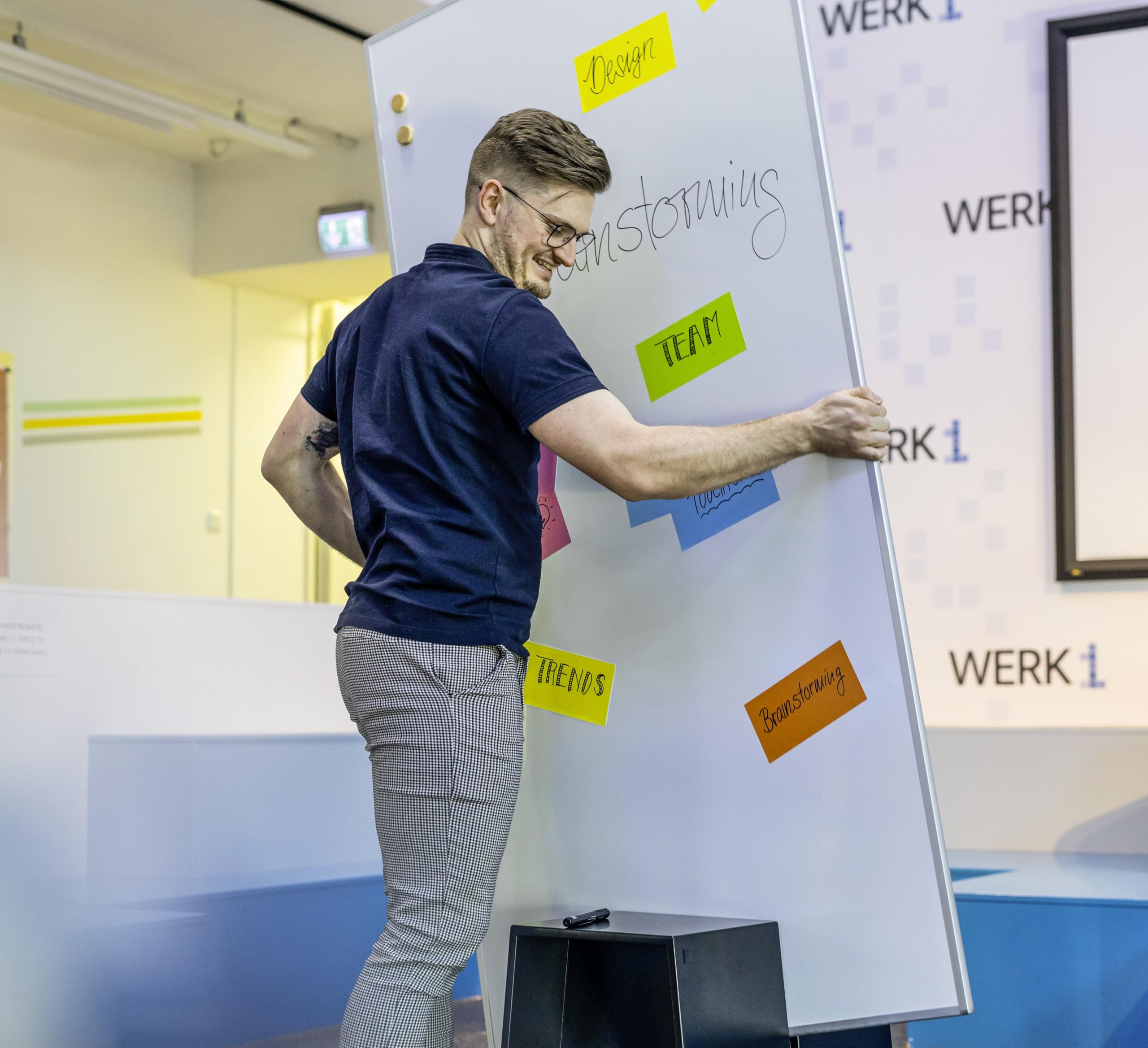 SIGEL MUB14 Meet up Set aus 1x mobiles Whiteboard 90x180cm, magnetisch, beidseitig beschreibbar, silberner Rahmen, 1x Aufsteller und 4 Board-Marker