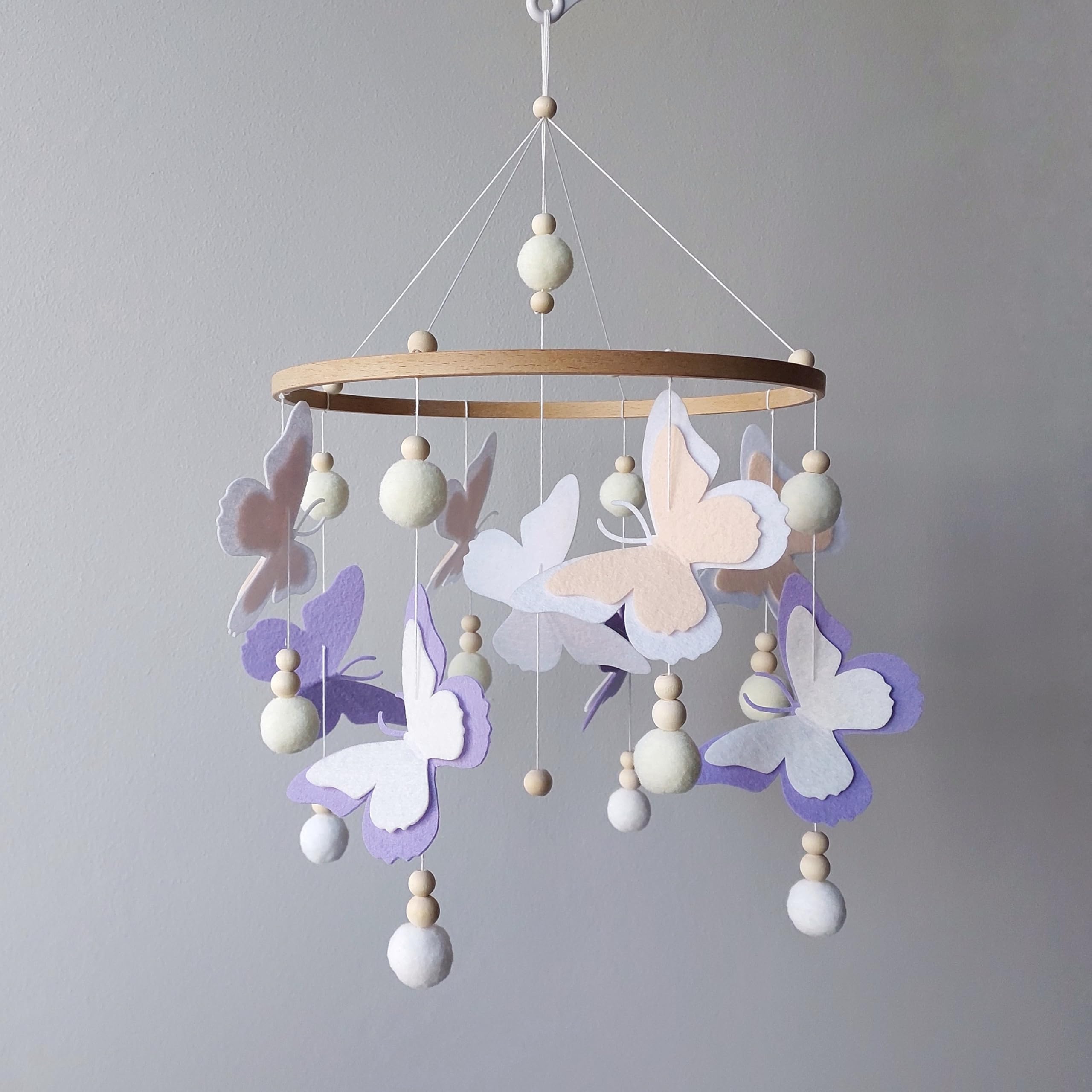 Baby Mobile mit Schmetterlingen, Filzschmetterlingen und Pompons – Handgemachtes Mobile in Lila & Weiß – Perfektes Geschenk zur Geburt oder Mobile für das Babybett - Dekor für ein Kinderzimmer