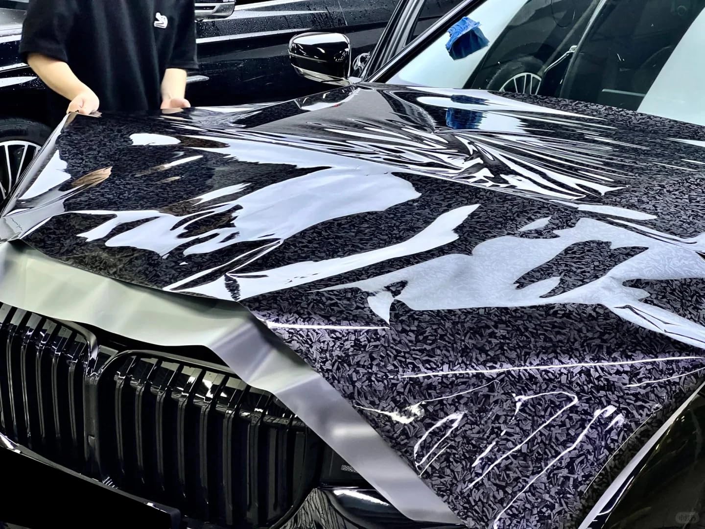 NewL - Adhesivo de Vinilo Negro de Fibra de Carbono Forjado, con liberación de Aire, sin Burbujas, calcomanía autoadhesiva para Coche, Moto u Otro vehículo (Negro y Plateado, 50 x 100 cm)