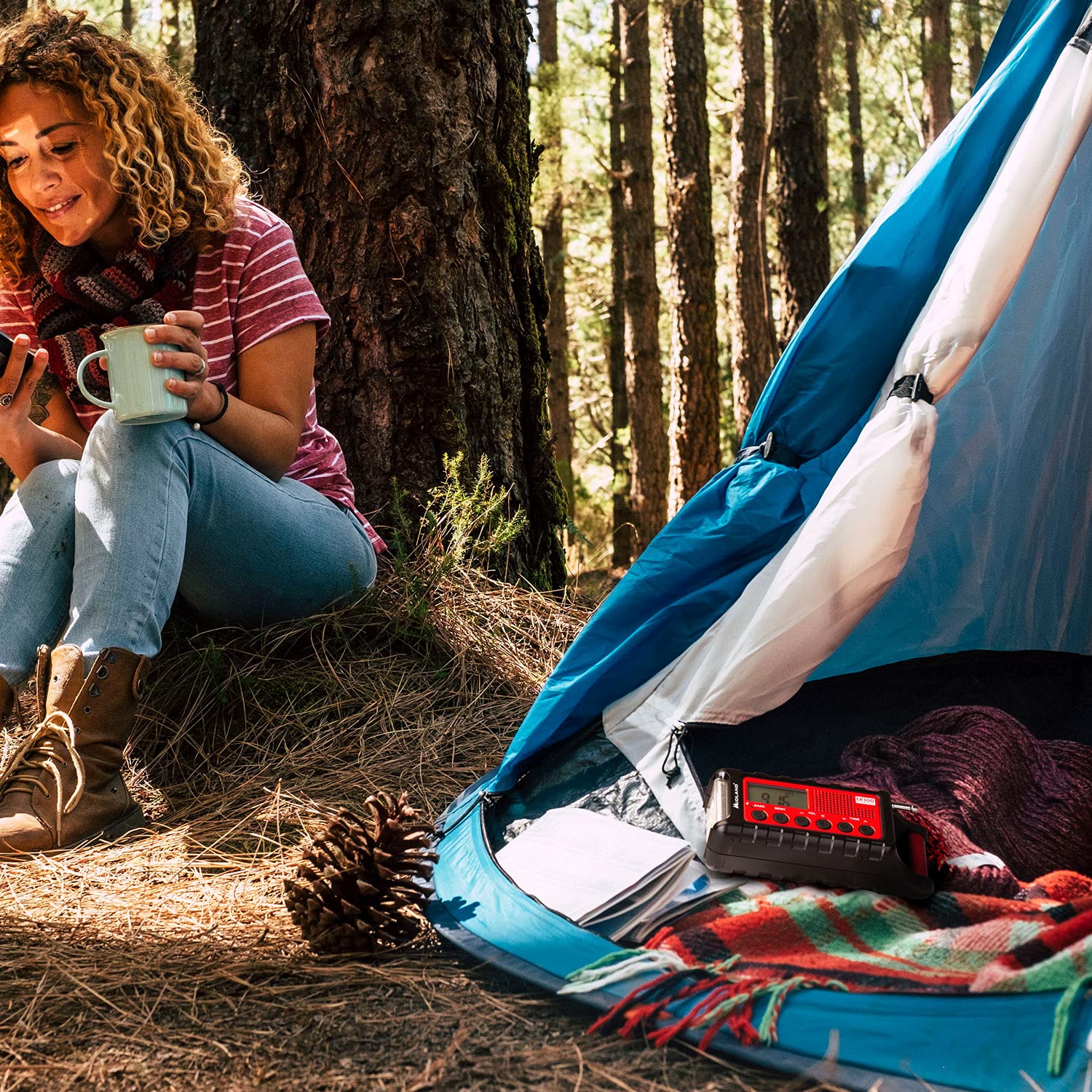Midland - Kit Outdoor Emergenza EK35, 2 Walkie Talkie XT30 con Portata 6Km Senza Licenza, Power Bank 2600mAh con Ricarica USB, Torcia LED, 4 Coperte Termiche, Segnale Morse SOS, Batterie Ricaricabili
