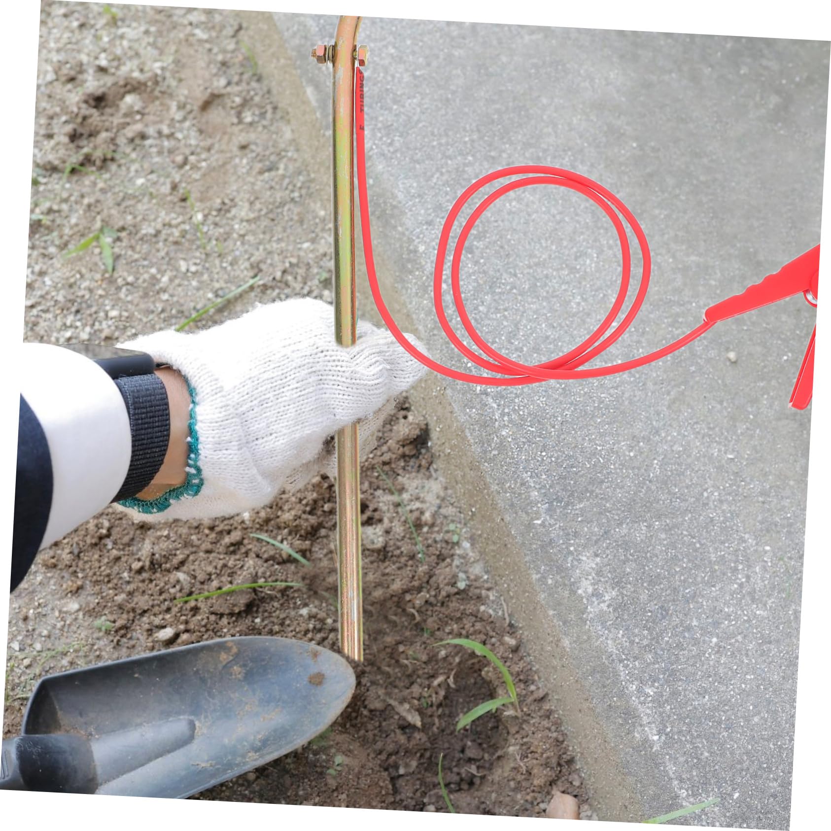 Picchetto di Messa a Terra Portatile in Ferro Dorato | Cavo Flessibile e Clip Metalliche, Connessione Sicura, per Emergenze e Recinzioni Elettriche