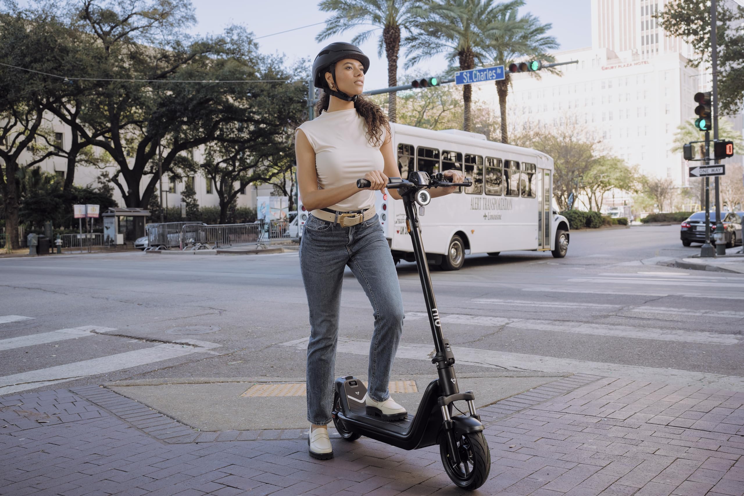 NIU KQi 200er, 300er Serie E-Scooter mit Straßenzulassung (je nach Model bis zu 60km Reichweite, 25 Prozent Steigung u. 120kg Belastung; breite Luftreifen; große Trittfläche; klappbar; Display; App)