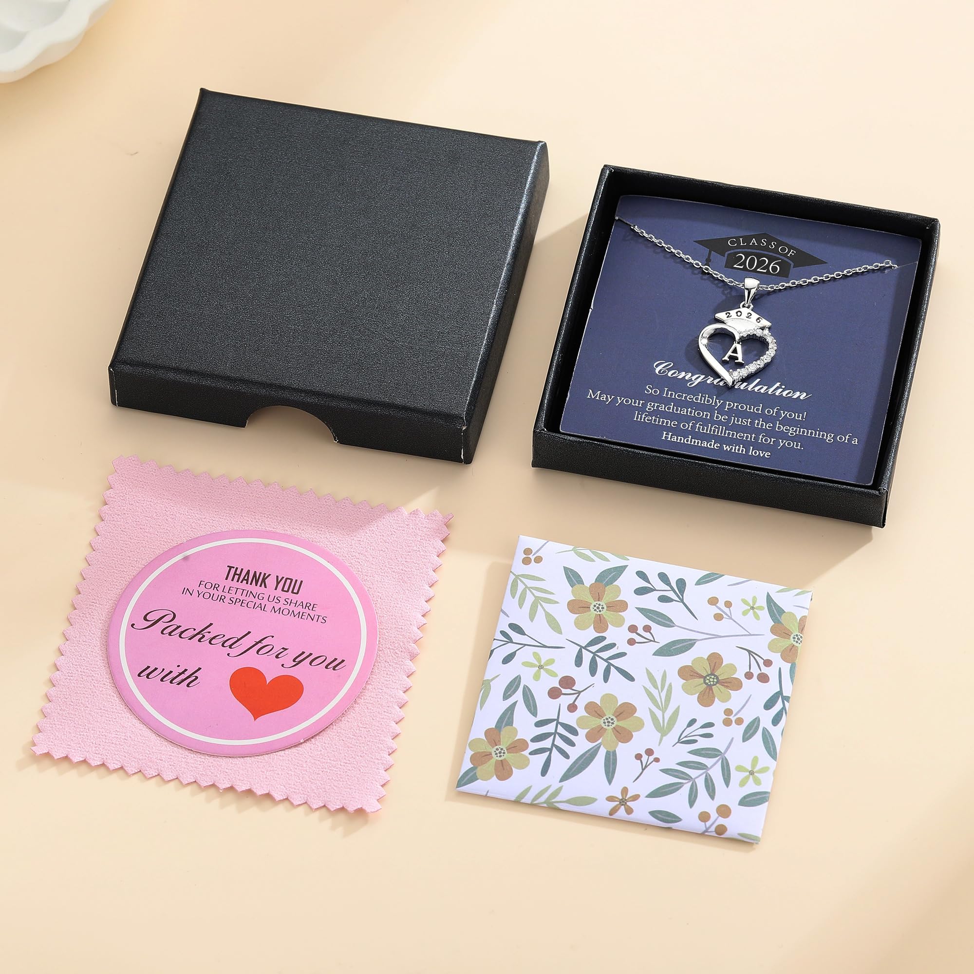 TINGN Regalos de graduación para ella 2024, collares con dije de corazón con inicial con gorra de graduación de clase 2024, regalos de graduación para ella 2024