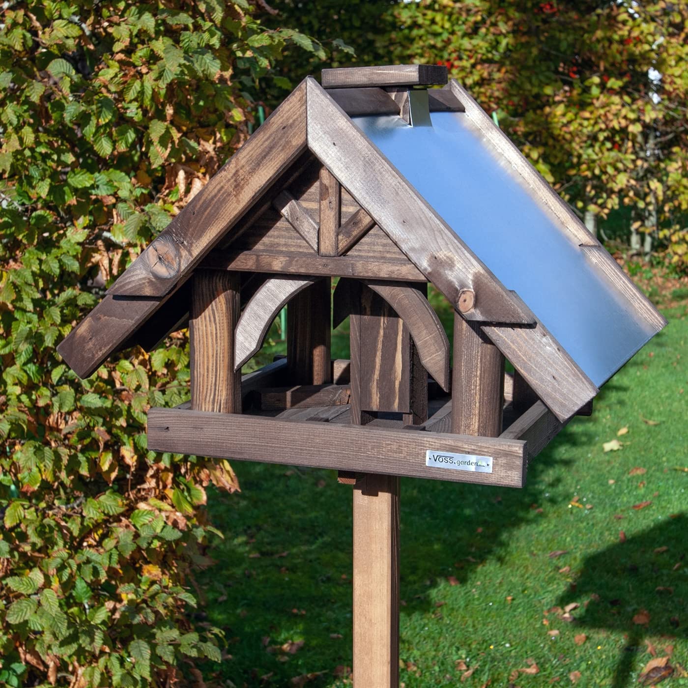 VOSS.garden Vogelhaus Sibo inklusive Standfuß und Futter-Schornstein, hochwertige imprägnierte Fichte, Vogelfutterstation Futterhaus Vogelhäuschen, Gesamthöhe 135cm