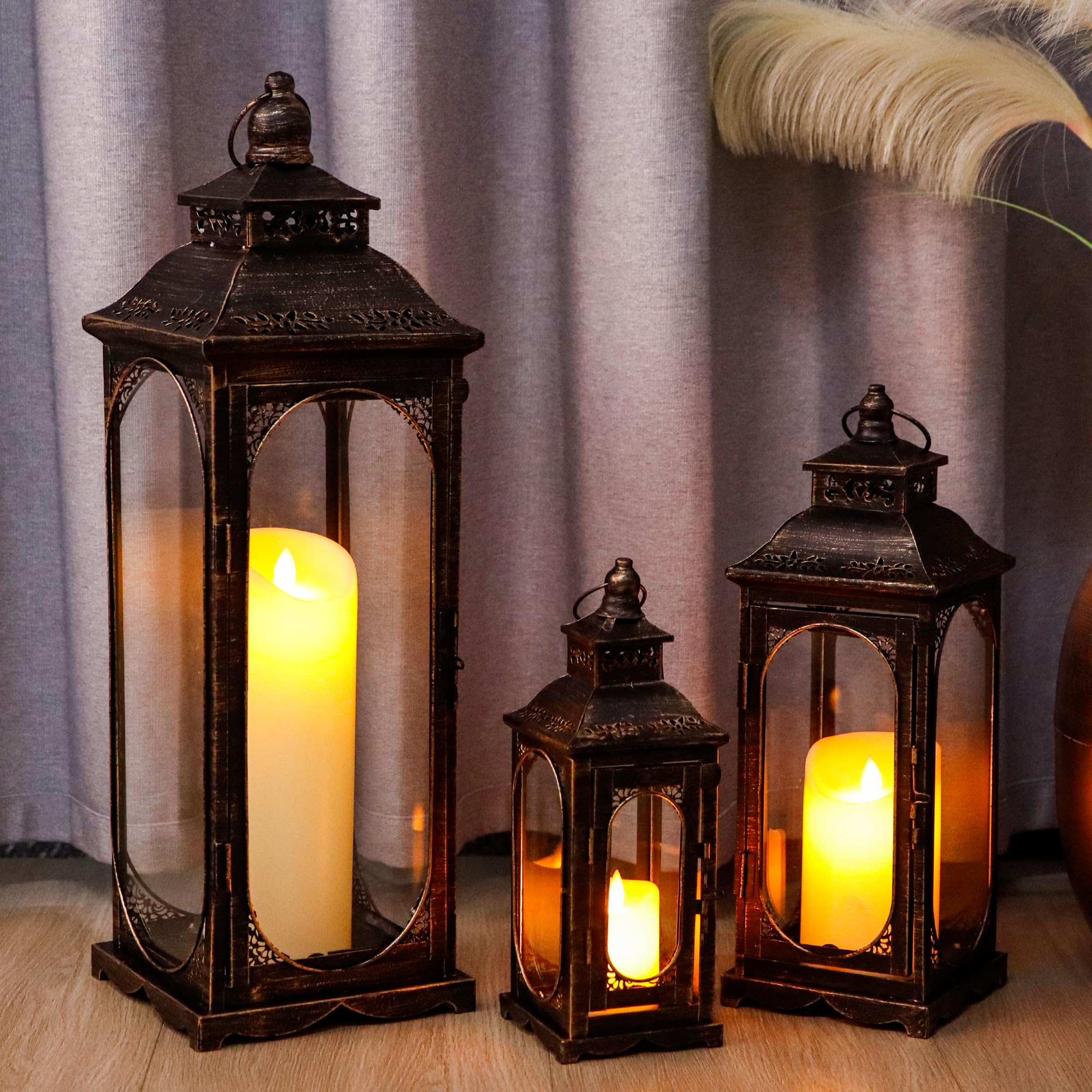 TRIROCKS Zestaw 3 lampionów świecowych w stylu vintage, 26/35/50 cm wysokości, dekoracyjne, metalowe świeczniki ze szkłem hartowanym, do domu, salonu, ogrodu, na podwórko, imprezy, imprezy wewnątrz i