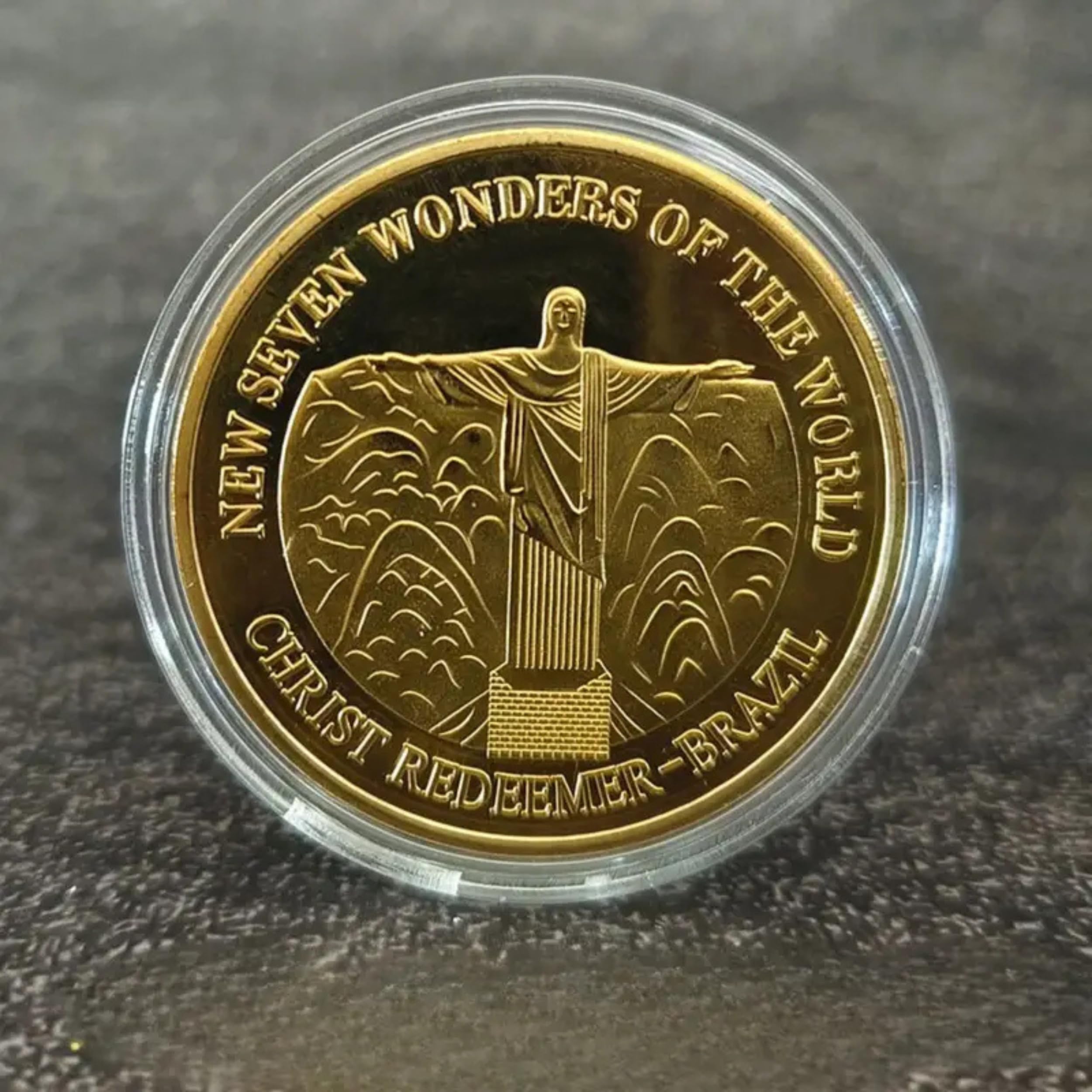 Lot de 7 pièces de Collection commémoratives représentant Les 7 Nouvelles Merveilles du Monde, avec 7 étuis de Protection individuels, et 7 Supports de présentation, Cadeau Unique et prestigieux.