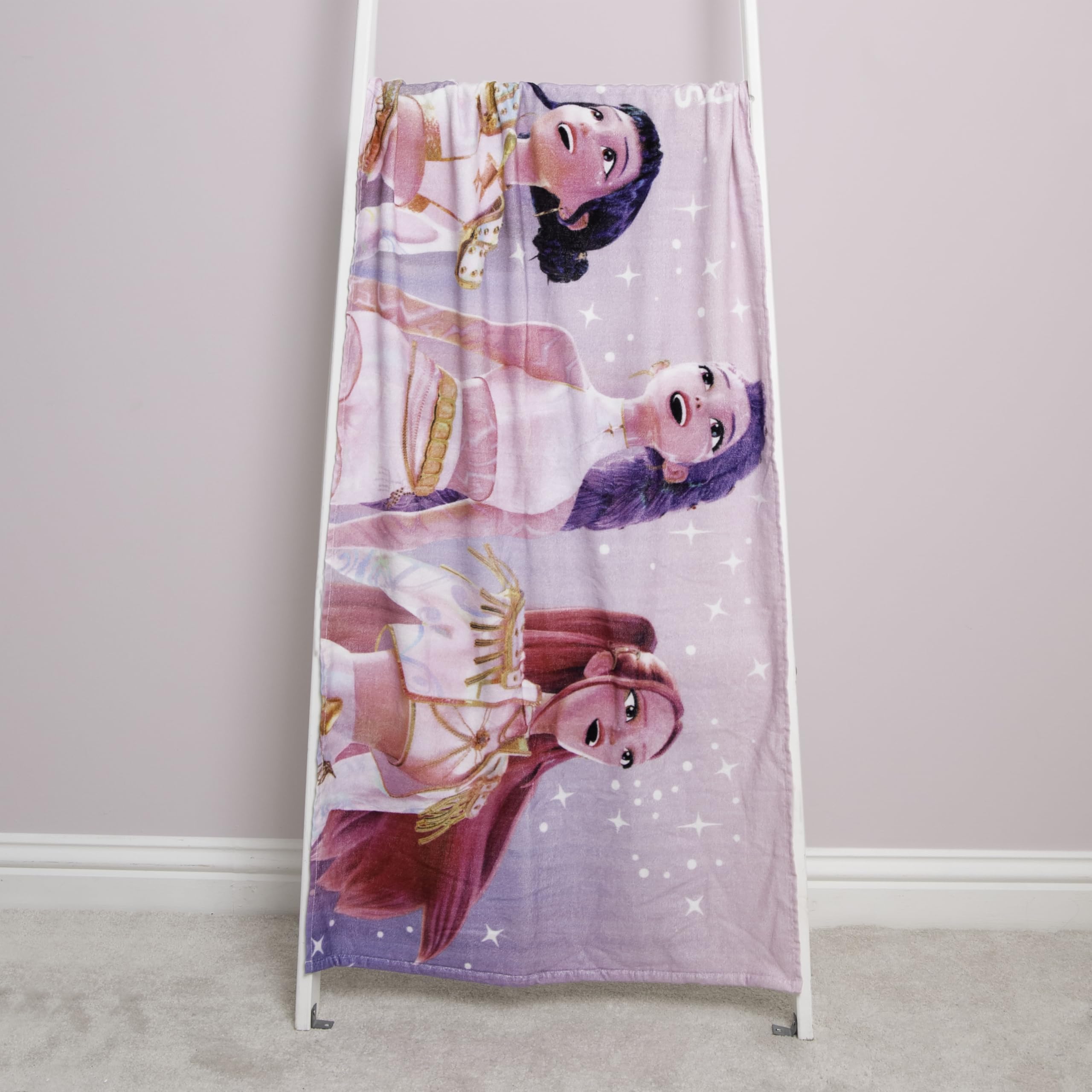 Toalla con Licencia Oficial de K-Pop Demon Hunters | Tacto Supersuave, diseño Celestial hogar, el baño, la Playa y la Piscina | 100% algodón | 140 cm x 70 cm