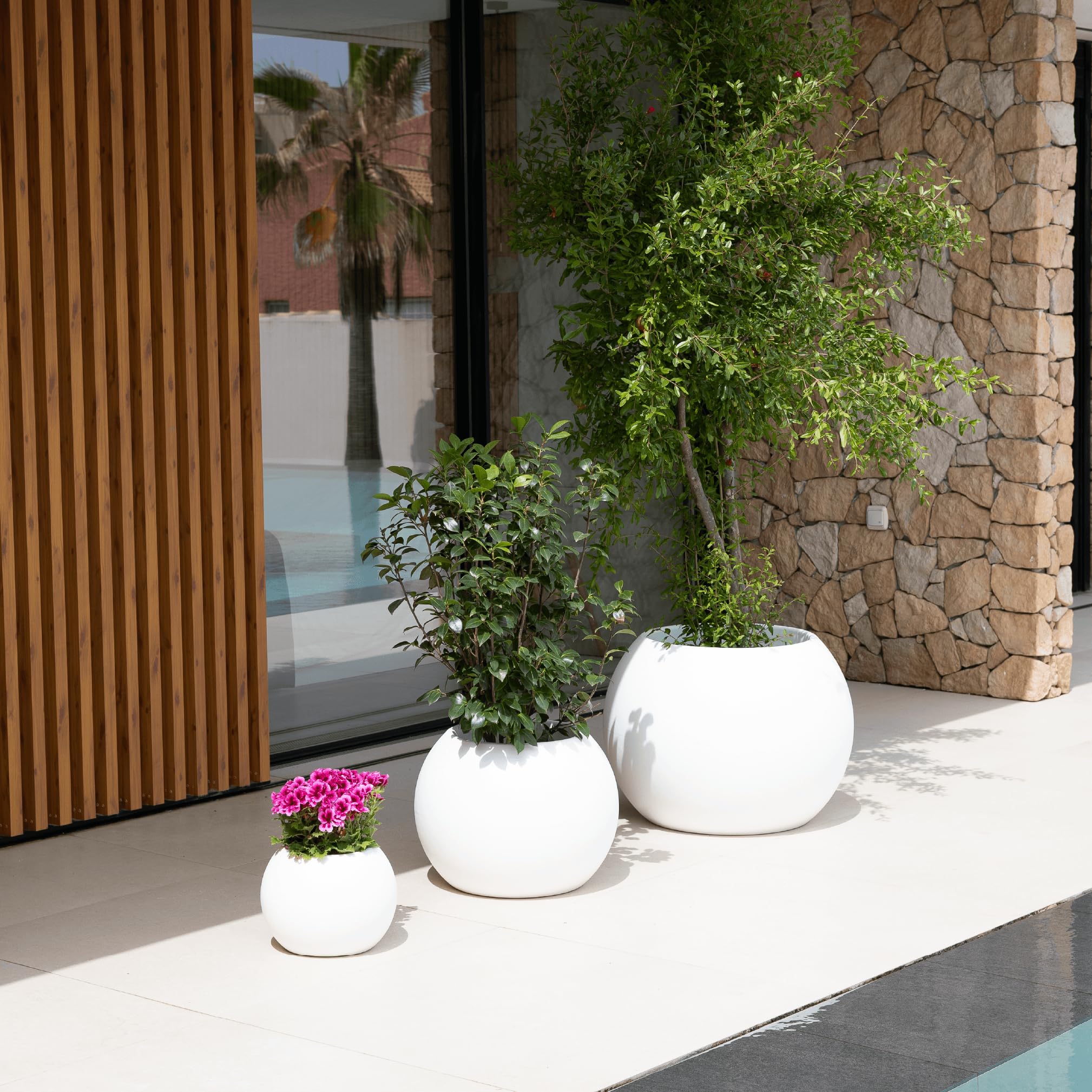 newgarden Dalia Blumentopf, rund, für Blumen und Pflanzen, sehr widerstandsfähig, für den Außenbereich, viele Größen erhältlich, hergestellt aus Polyethylen, Spanien (Weiß, 30 x 22,5 cm)