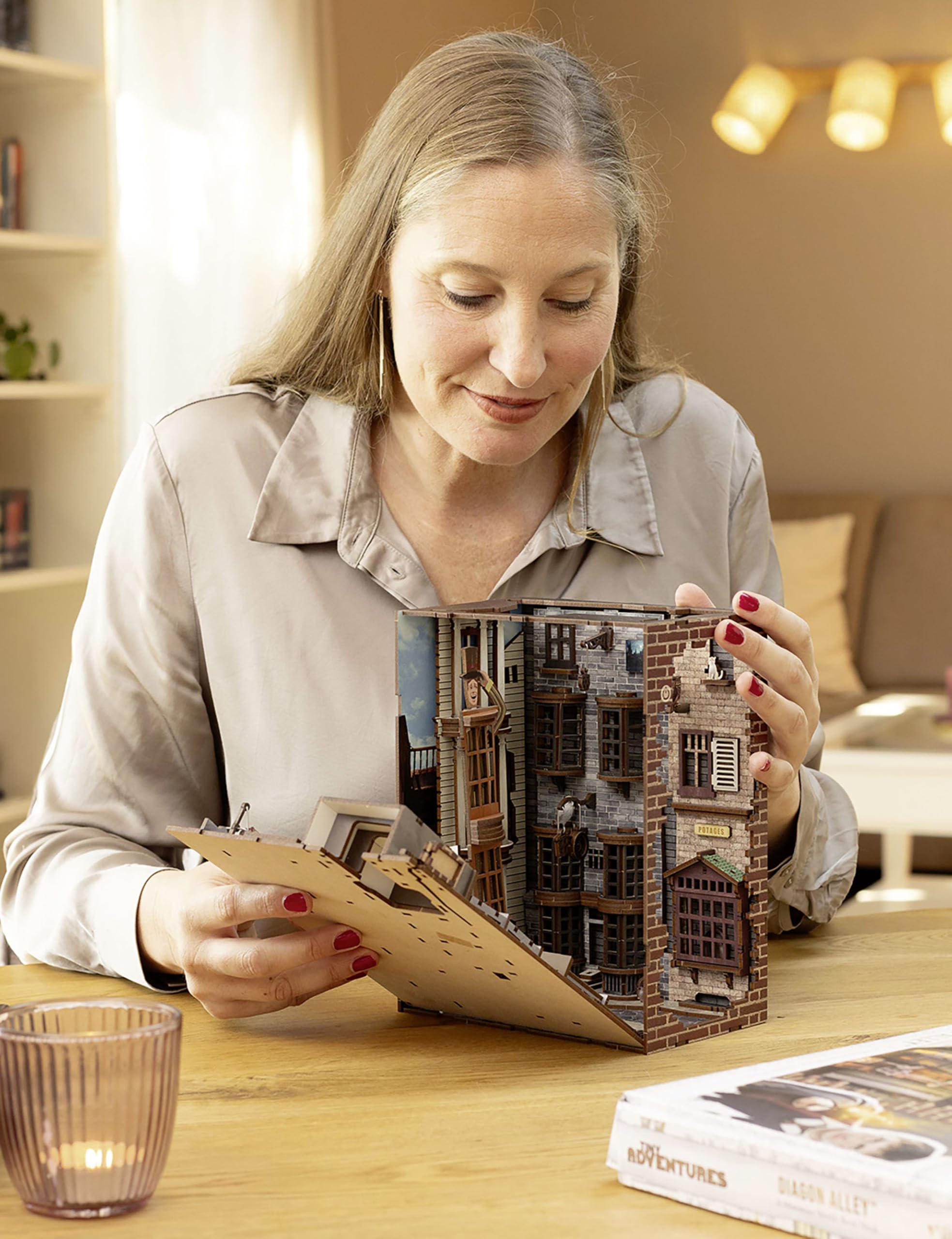 Revell Modellbausatz Tiny Adventures I Diagon Alley Harry Potter I 3D Miniaturhaus I Book Nook Holz Buchstütze I Geburtsagsgeschenk für Fans I Buchstütze Harry Potter