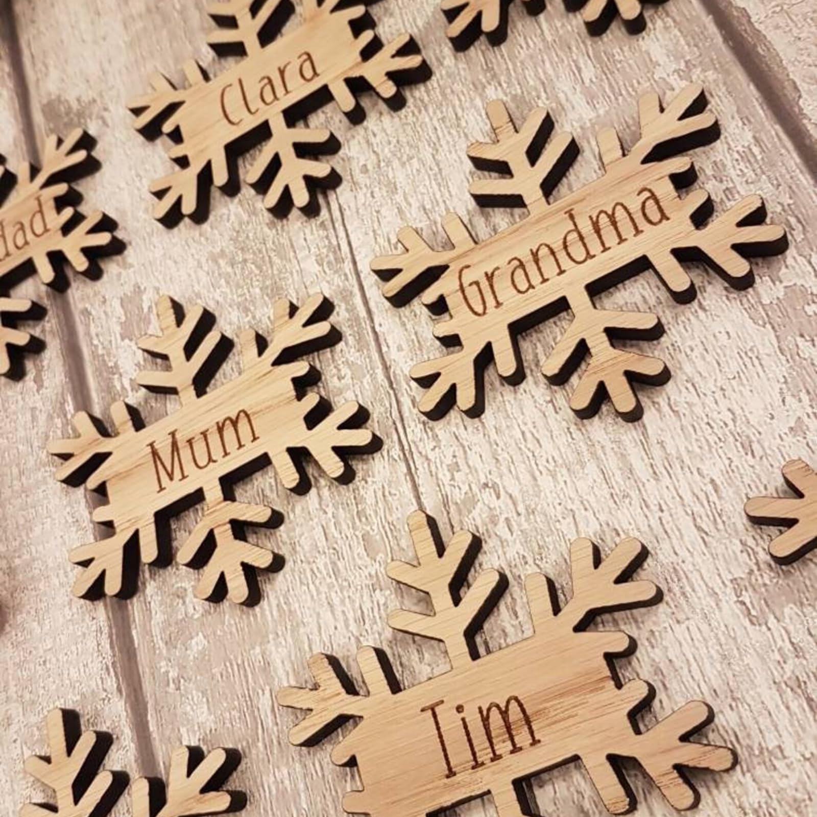 Personalisierbare hölzerne Weihnachts-Schneeflocken-Platzkarten, individuelle Namensschilder für Hochzeit, Tischdekoration, Gast-Geschenkanhänger (30 Stück)