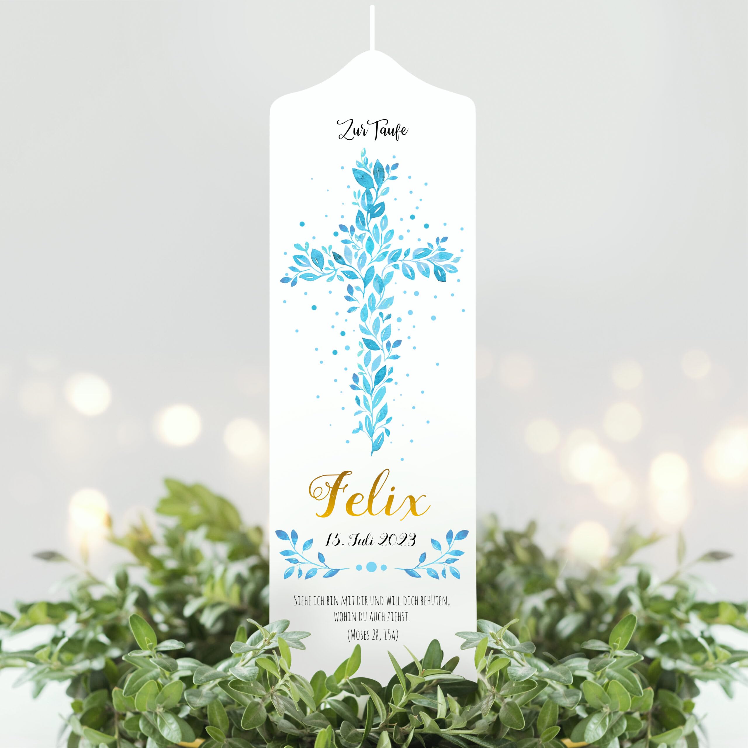 Wandtattoo Loft Taufkerze Junge Taufspruch, Motiv mit blauen Kreuz aus Blättern, 25cm x 7cm, personalisierte Kerze, bedruckte Kerze zur Taufe, Stumpenkerze, individuelles Taufgeschenk