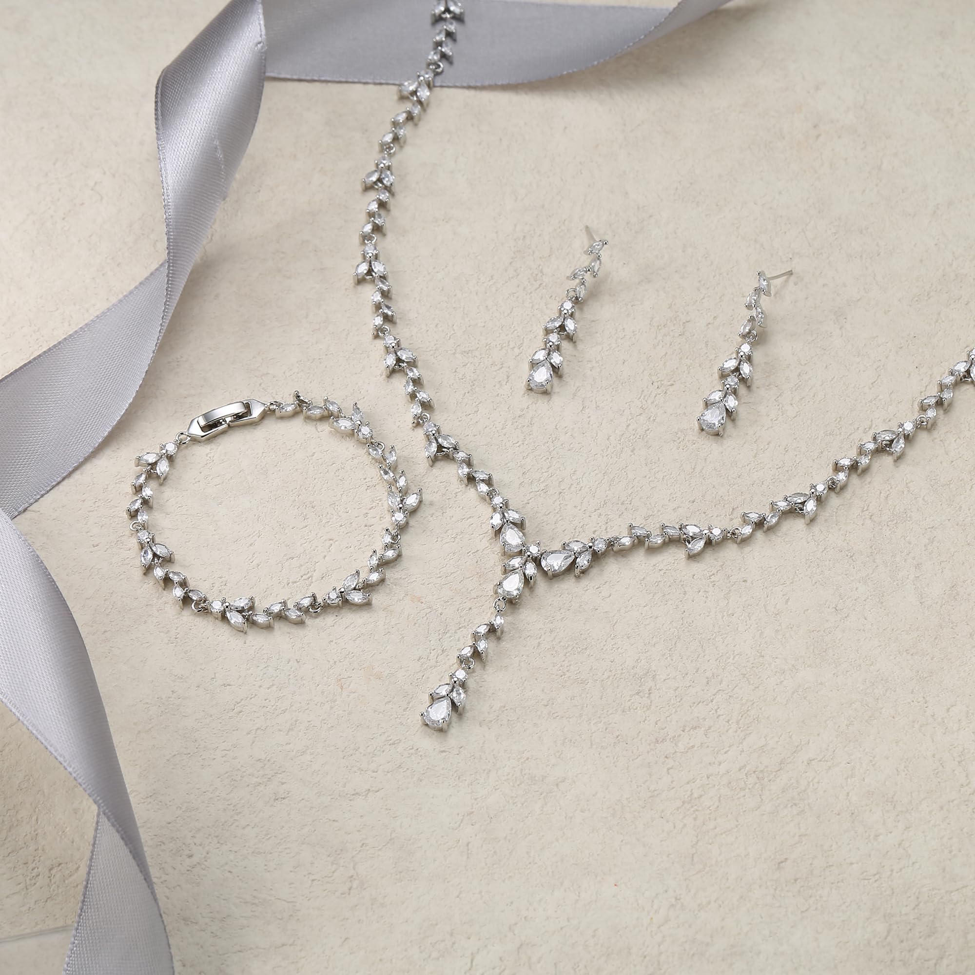 EVER FAITH Schmuck Set für Damen Party Braut, Elegante Blatt Marquise Zirkonia Y-Shape Halskette und Ohrringe Armband für Hochzeit Bankett Party
