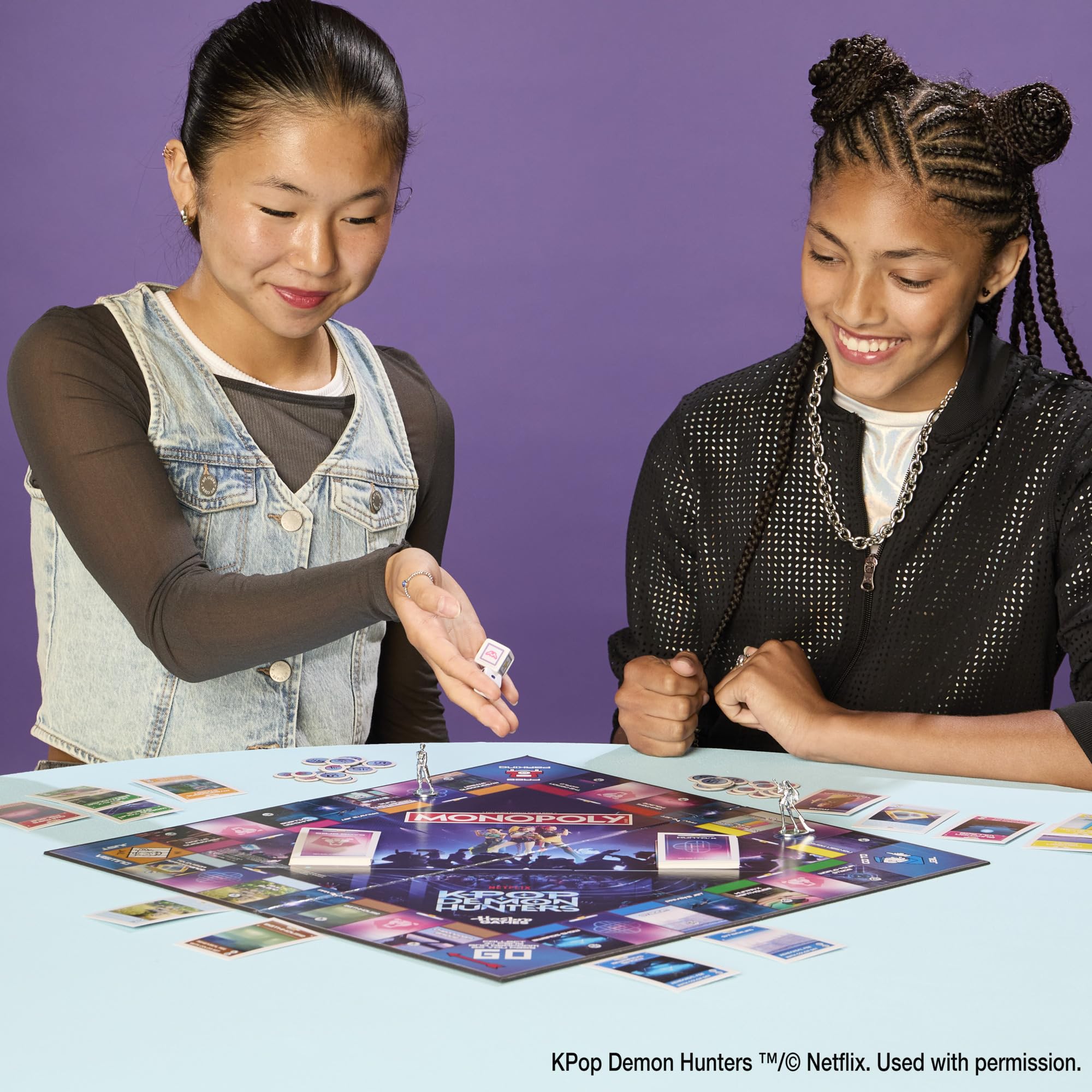 Monopoly: KPop Demon Hunters Edition Gioco di società | Giochi di famiglia per bambini, adolescenti e adulti | Regali divertenti per bambini | 2-6 giocatori | dai 8 anni in su | Versione inglese