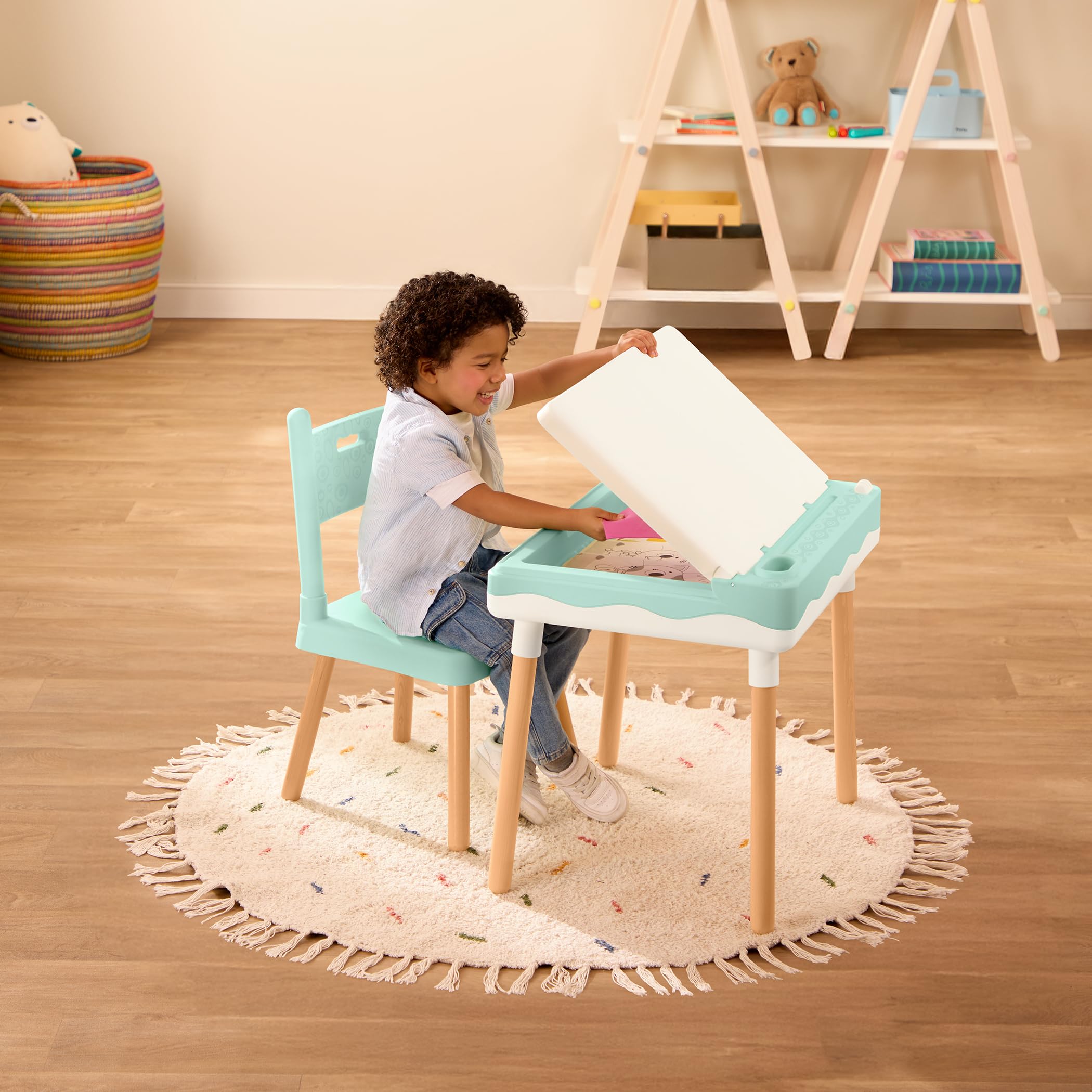 B. toys scrivania e sedia per bambini, con portamatite integrato | Con portamatite e gestione dei cavi integrata; 63,5 x 47 x 58,7 cm; Set da 10; verde menta e avorio; 3+ anni