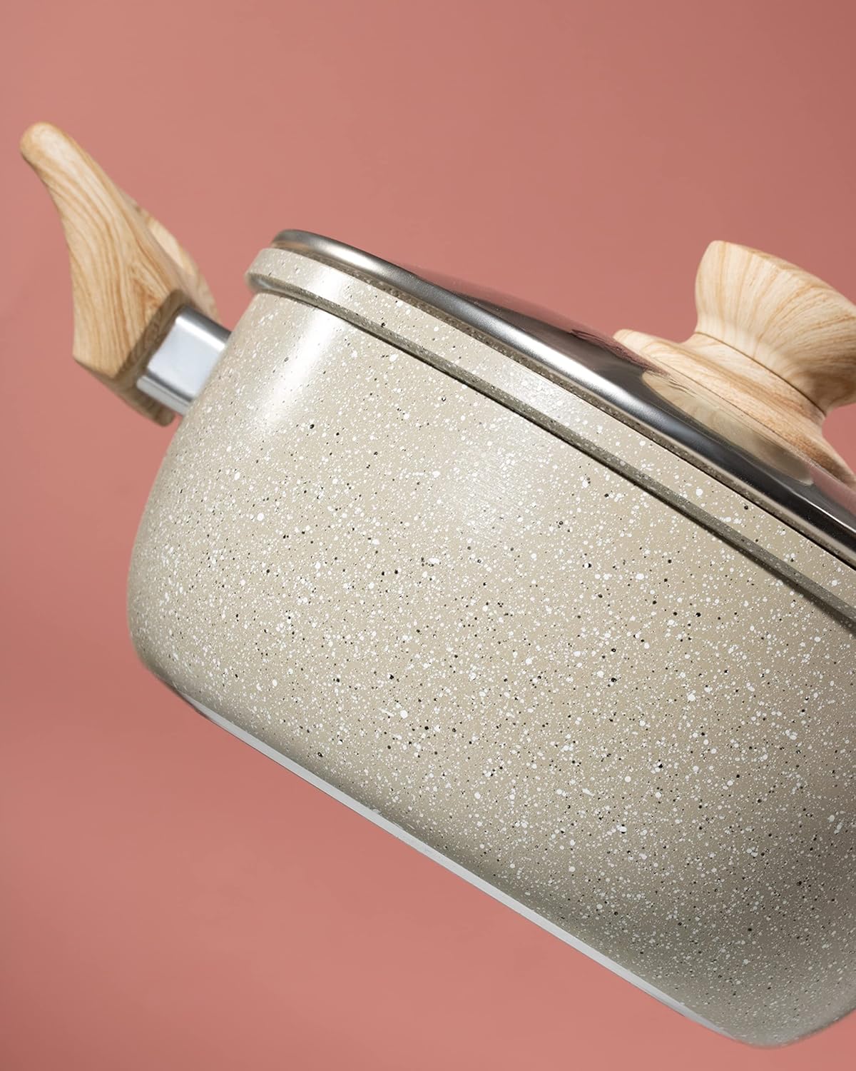 Imagem lateral da panela com fundo rosa suave. Imagem lateral da panela com fundo rosa suave.