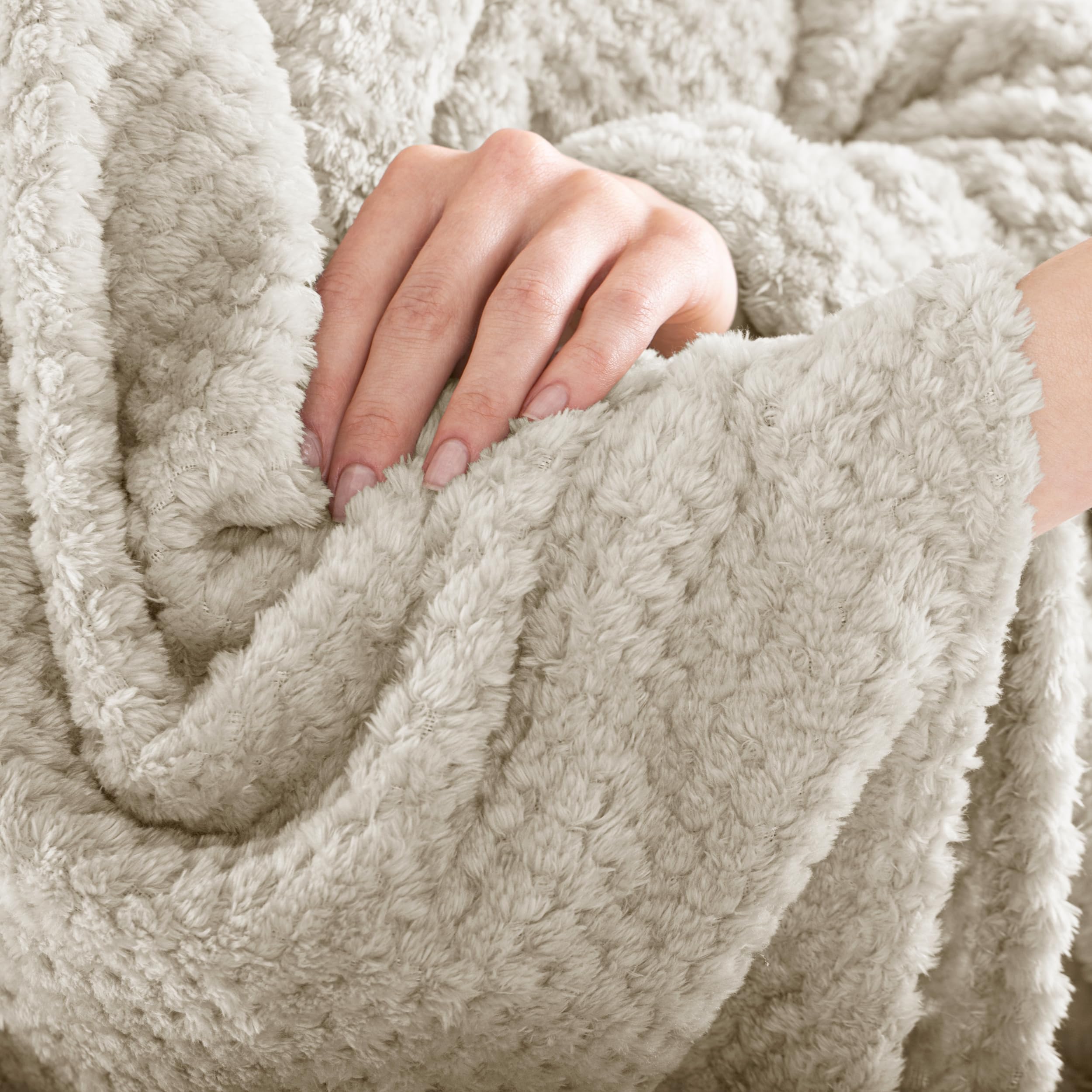 DecoKing Couverture Polaire 220 x 240 cm Plaid Doux en Microfibre pour Lits Canapés Chaises et Divans Style Scandinave Chaude Légère et pour Toutes Les Saisons Cappuccino Henry