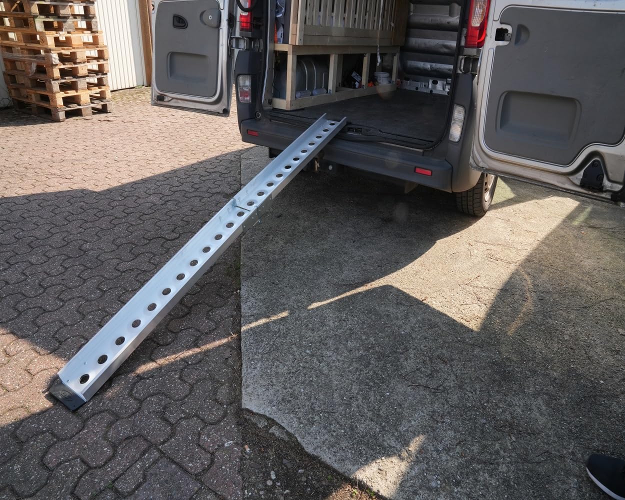 Auffahrrampe klappbar Alu 222cm bis 180kg, kompatibel mit Motorrad, Roller | Rutschfeste Laderampe mit Grip; Breite 16,5cm, gefaltet 117x16,5x10cm; kompatibel mit Moped, Mokick, ATV/Quad; Gewicht 7kg