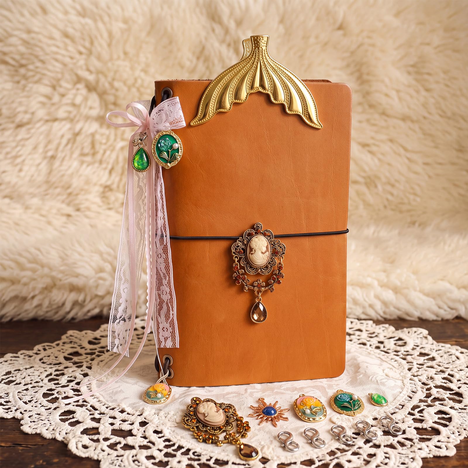 MotiMind Kit de couverture de journal de voyage en cuir A5, 13 pièces, rechargeable, avec clip sirène, breloques décoratives, carnet de notes personnalisé, coffret cadeau pour filles, femmes (marron)