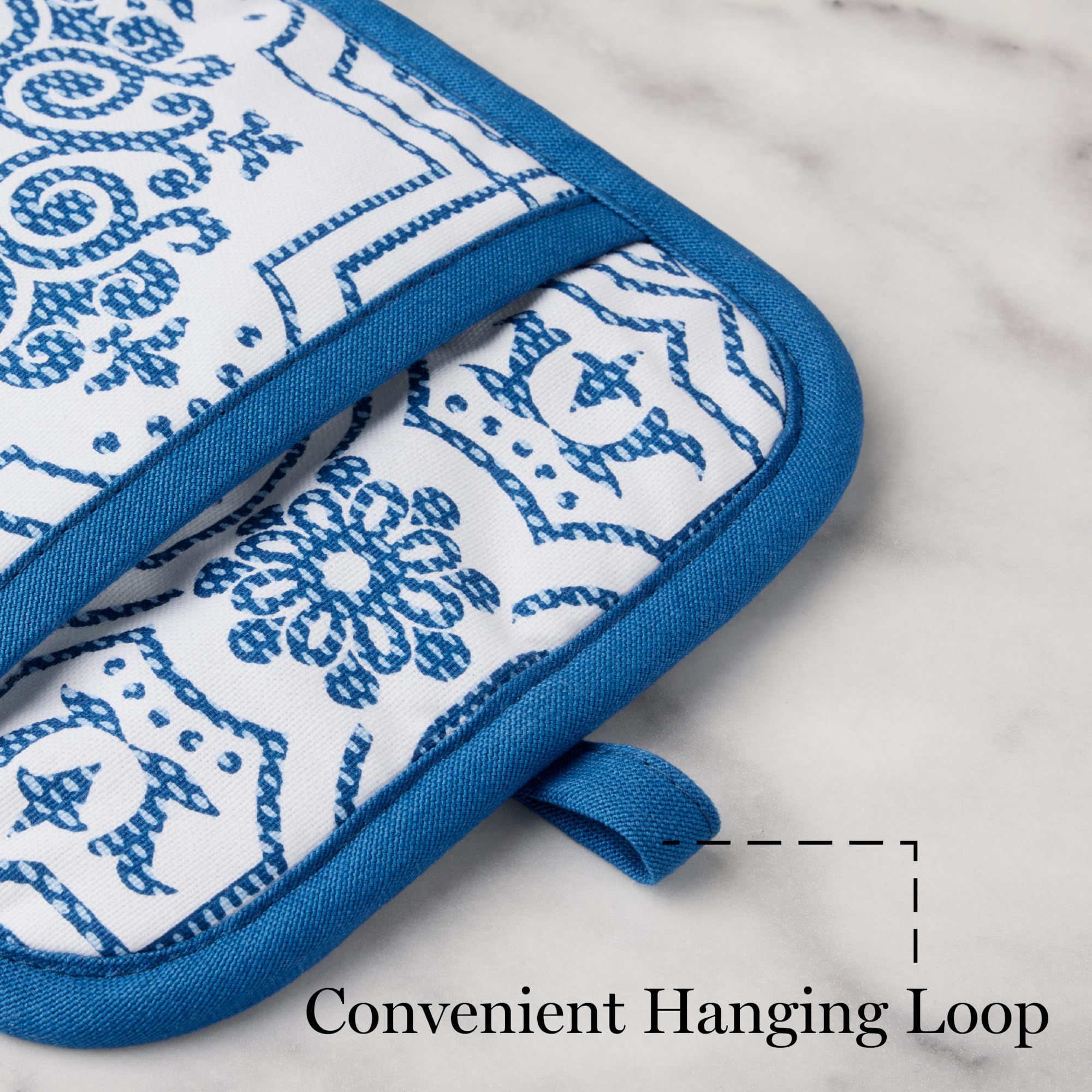 MARTHA STEWART Strie Medallion - Set di 2 presine resistenti al calore, antiscivolo, in silicone, blu navy, 17,8 x 25,4 cm